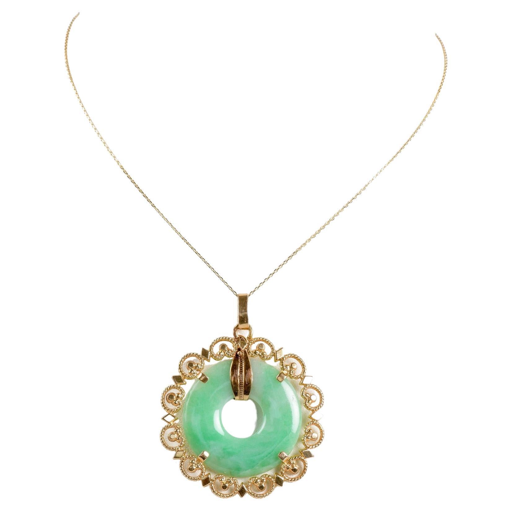 Necklace in 18 carats yellow gold with a jade's pendant in the shape of donut