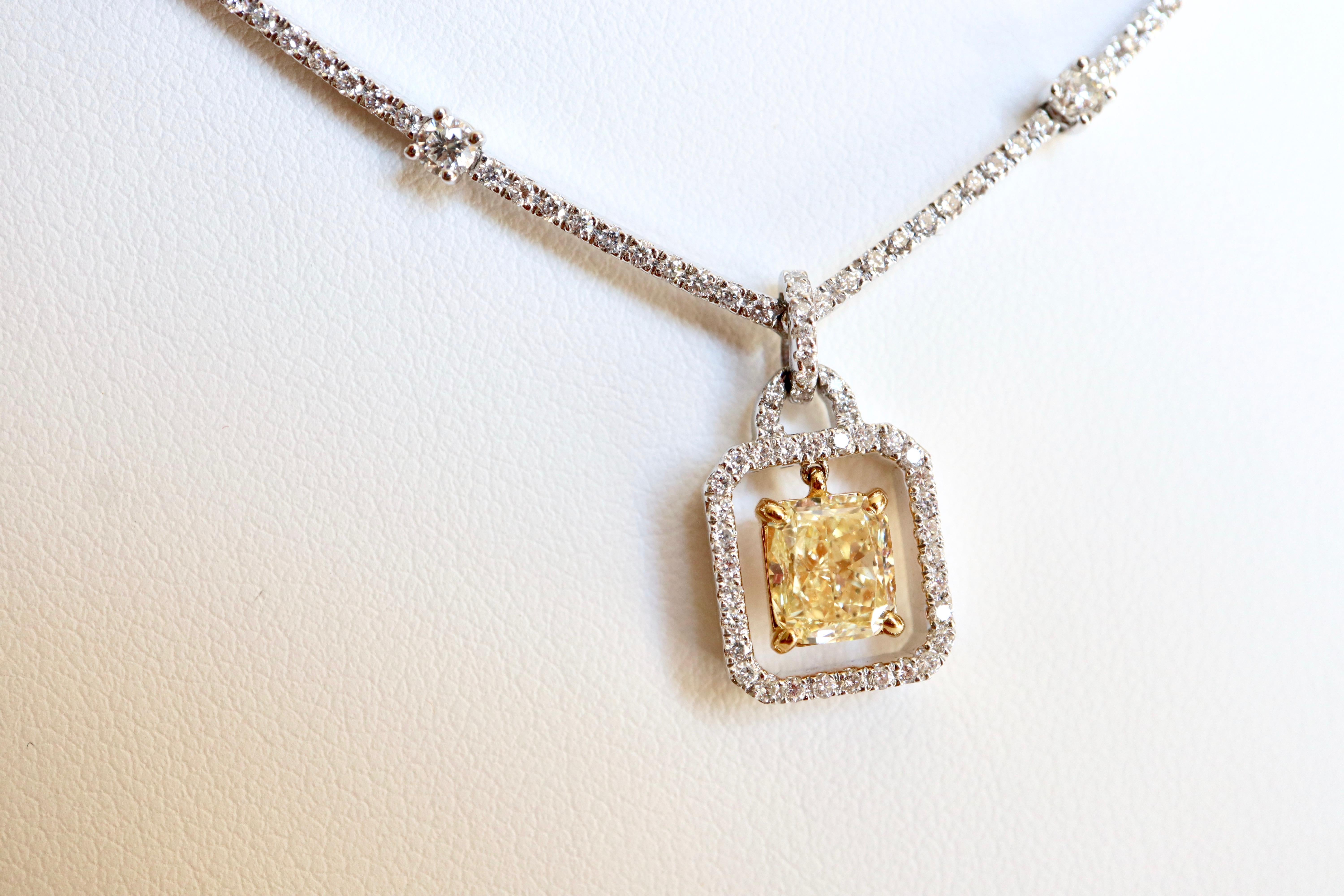 Necklace in 18 Karat Gold, Platinum and Diamonds and 1.5 Carat Yellow Diamond In Good Condition For Sale In Paris, FR