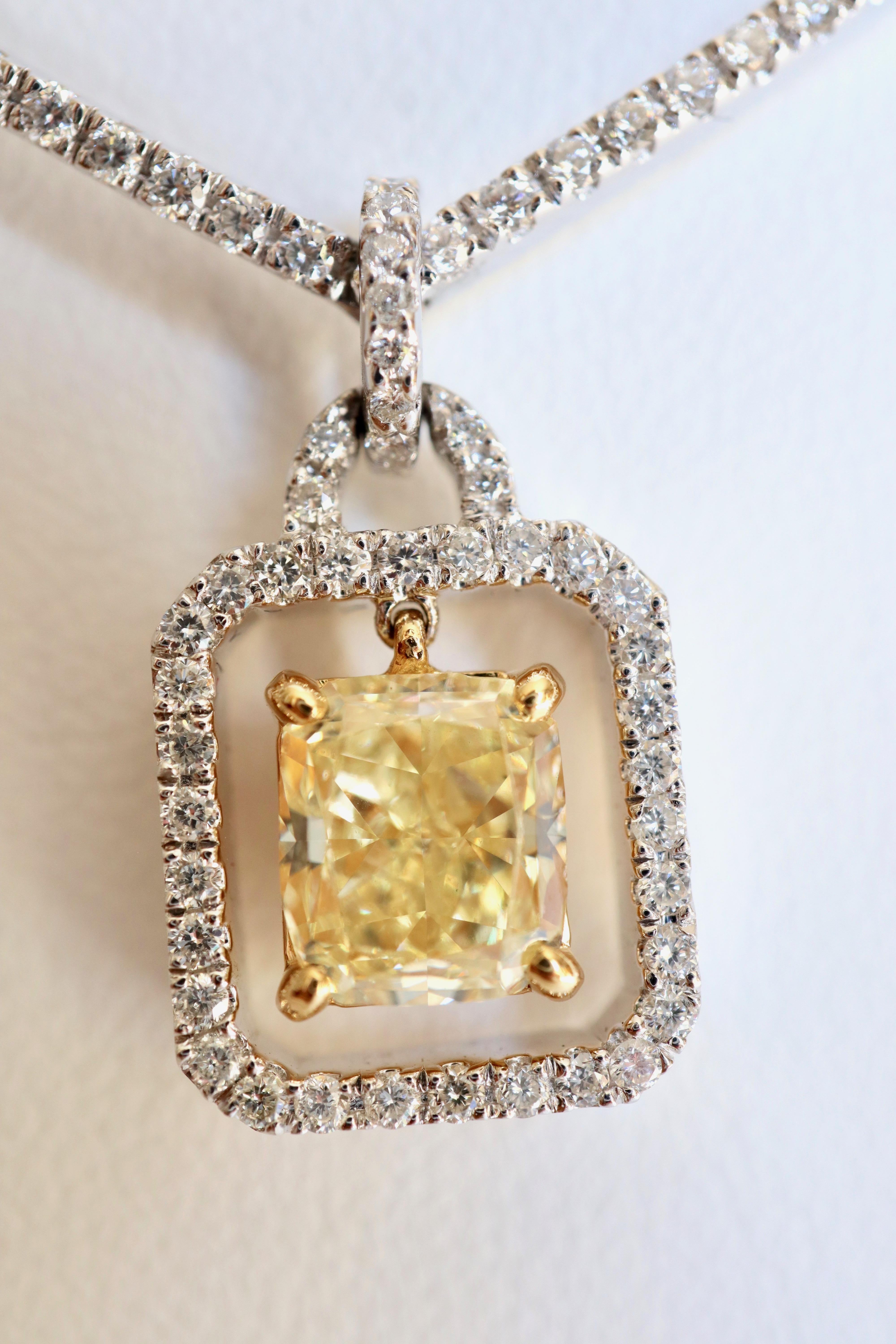 Necklace in 18 Carat white Gold, PT 950 Platinum and diamonds holding an Important Yellow Cushion Diamond sized 1.5 Carats.
It Consists of 23 Rigid Sticks in 18-Carat white Gold paved with Diamonds alternated with 22 Brilliant-Cut Diamonds.
Length: