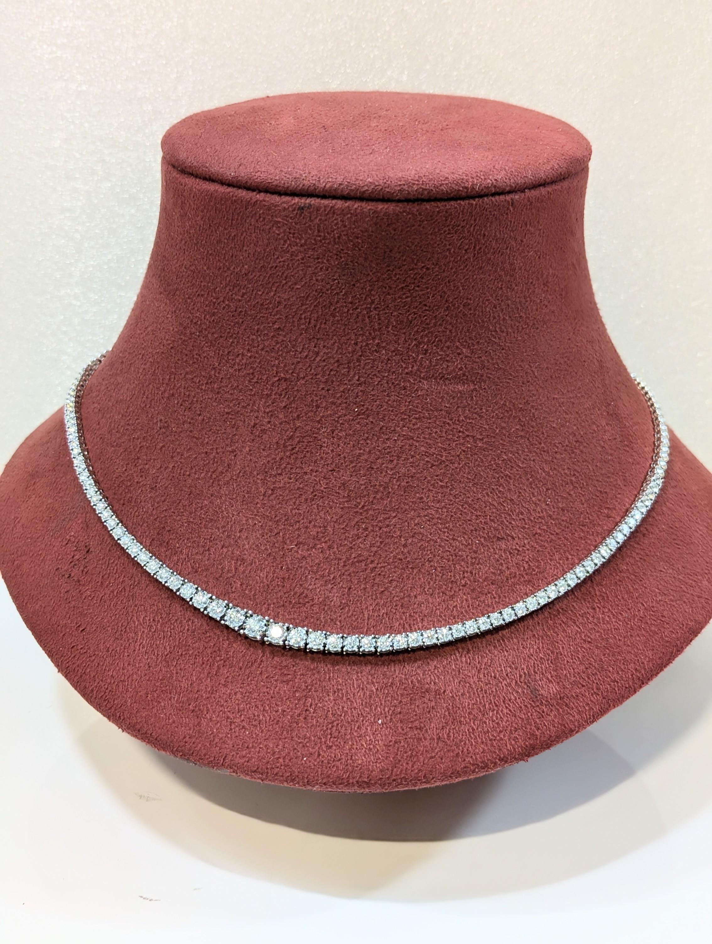 Donna Collana in oro bianco 18 k. e diamanti in vendita