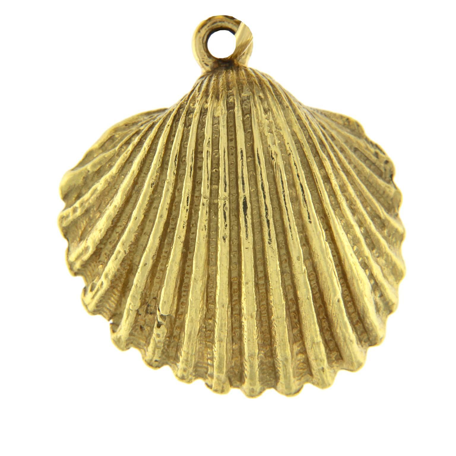Necklace in 18 Karat Yellow Gold shell charm 10