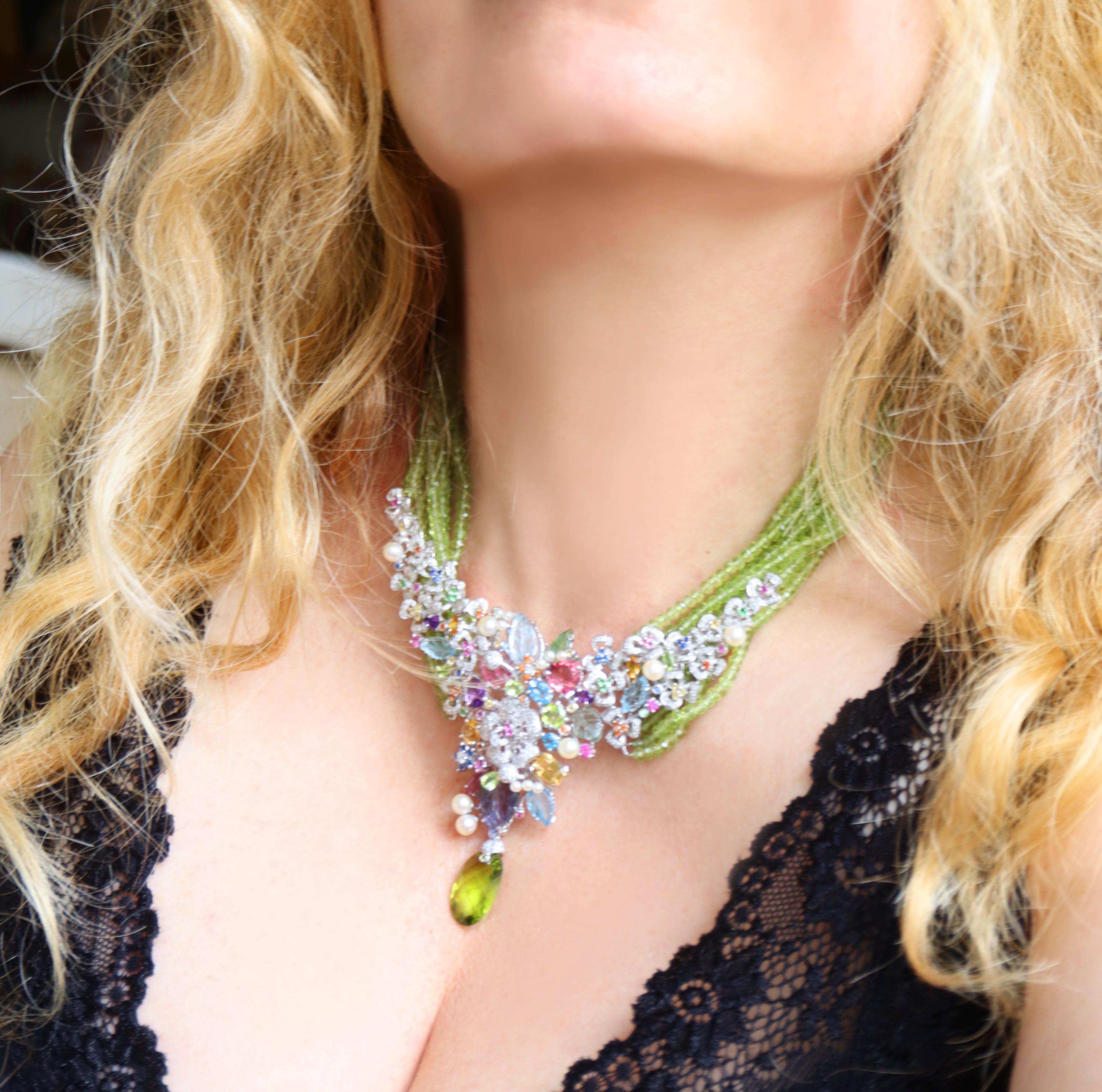 Collana in oro bianco 18 carati con zaffiri multicolore, pietre fini e diamanti In condizioni buone in vendita a Paris, FR