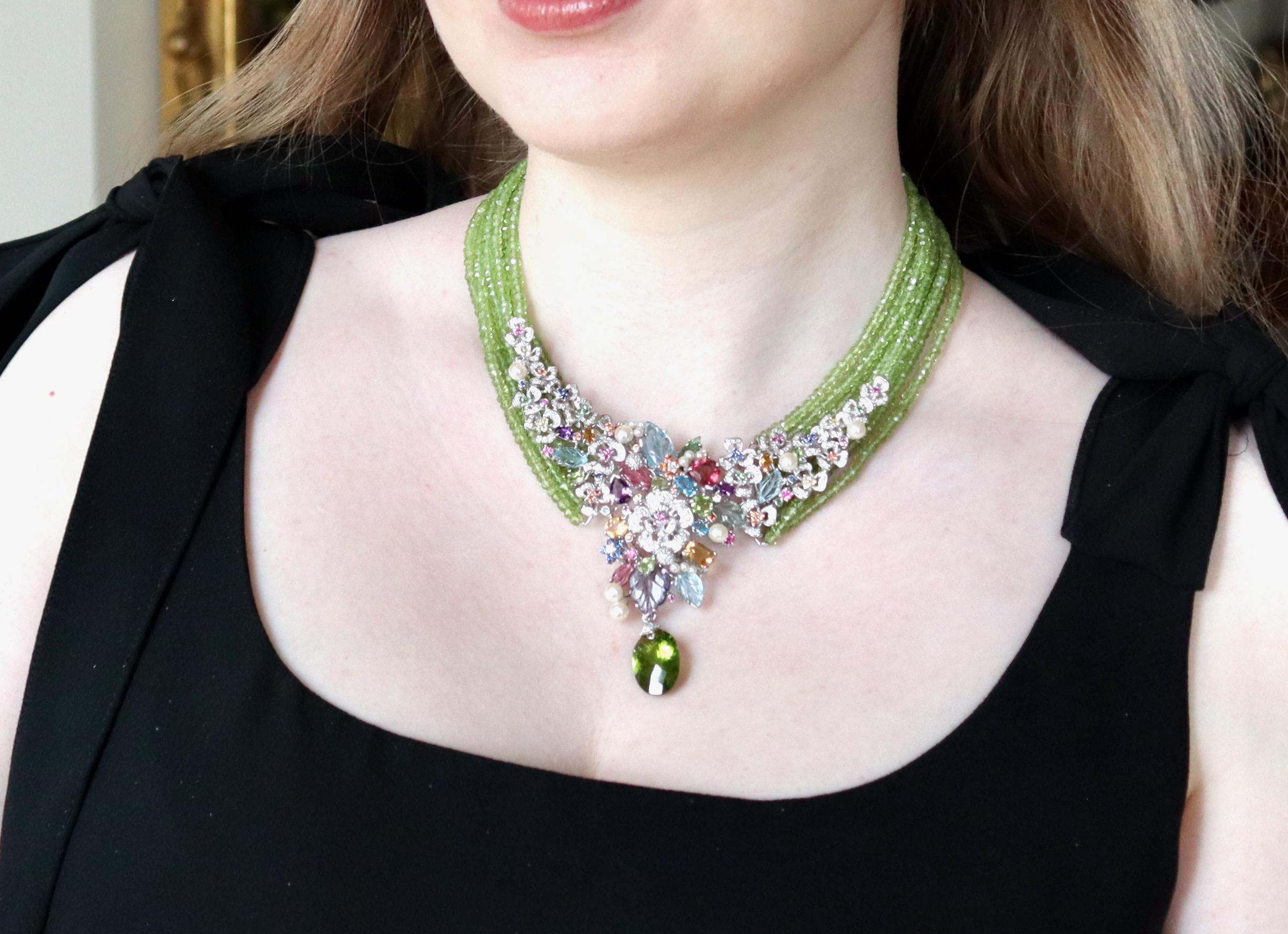 Taglio misto Collana in oro bianco 18 carati con zaffiri multicolore, pietre fini e diamanti in vendita