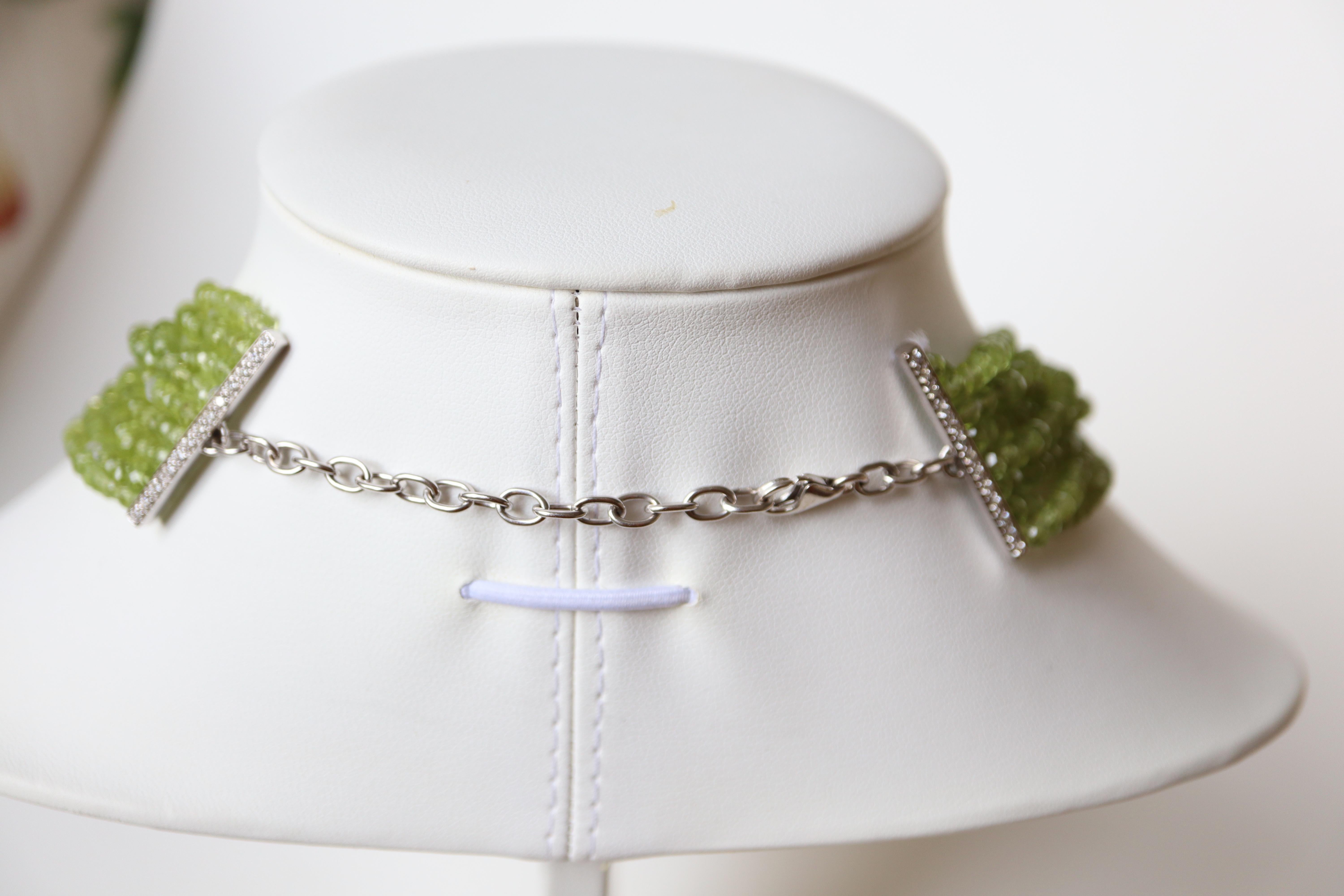 Donna Collana in oro bianco 18 carati con zaffiri multicolore, pietre fini e diamanti in vendita