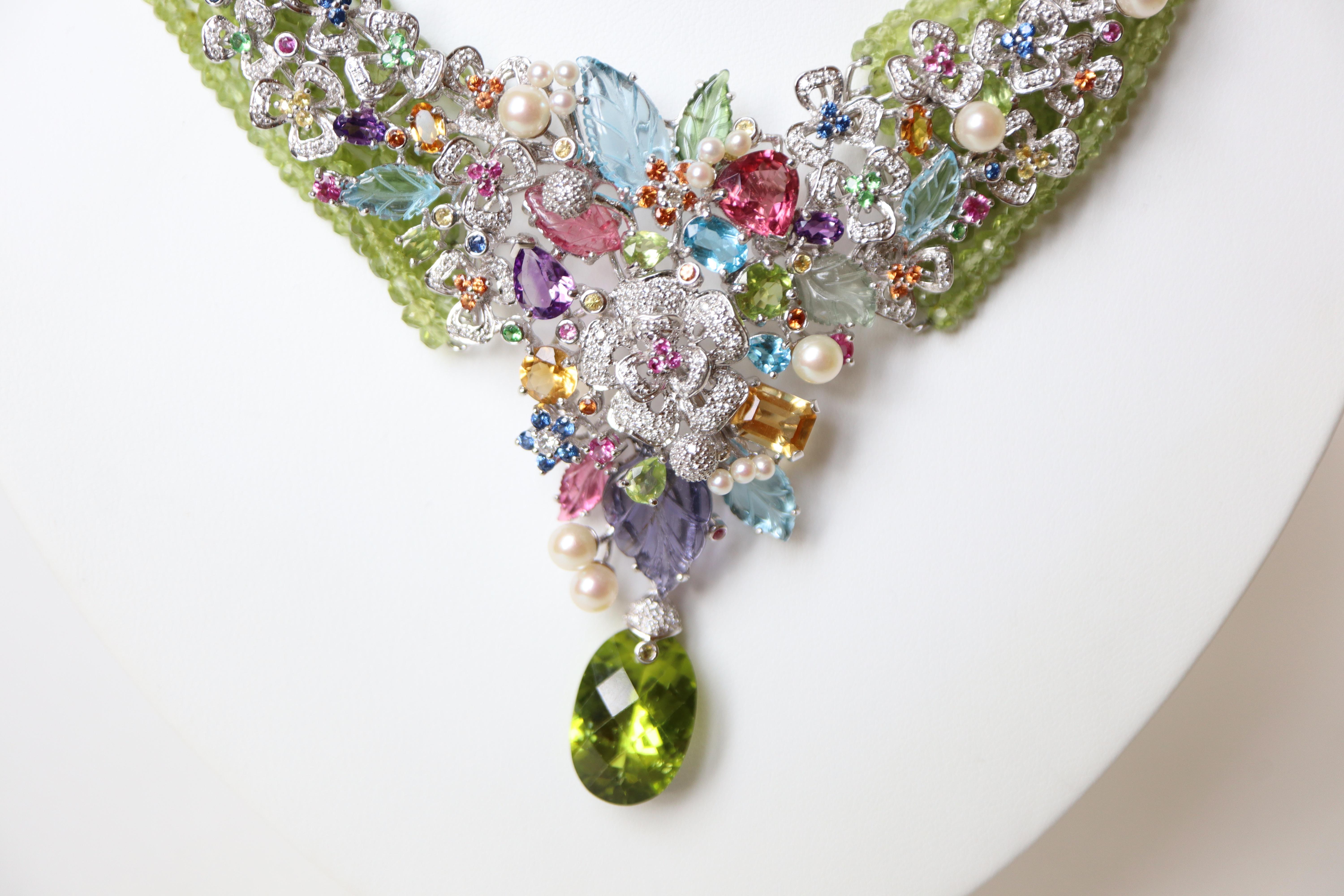 Collana in oro bianco 18 carati con zaffiri multicolore, pietre fini e diamanti in vendita 1