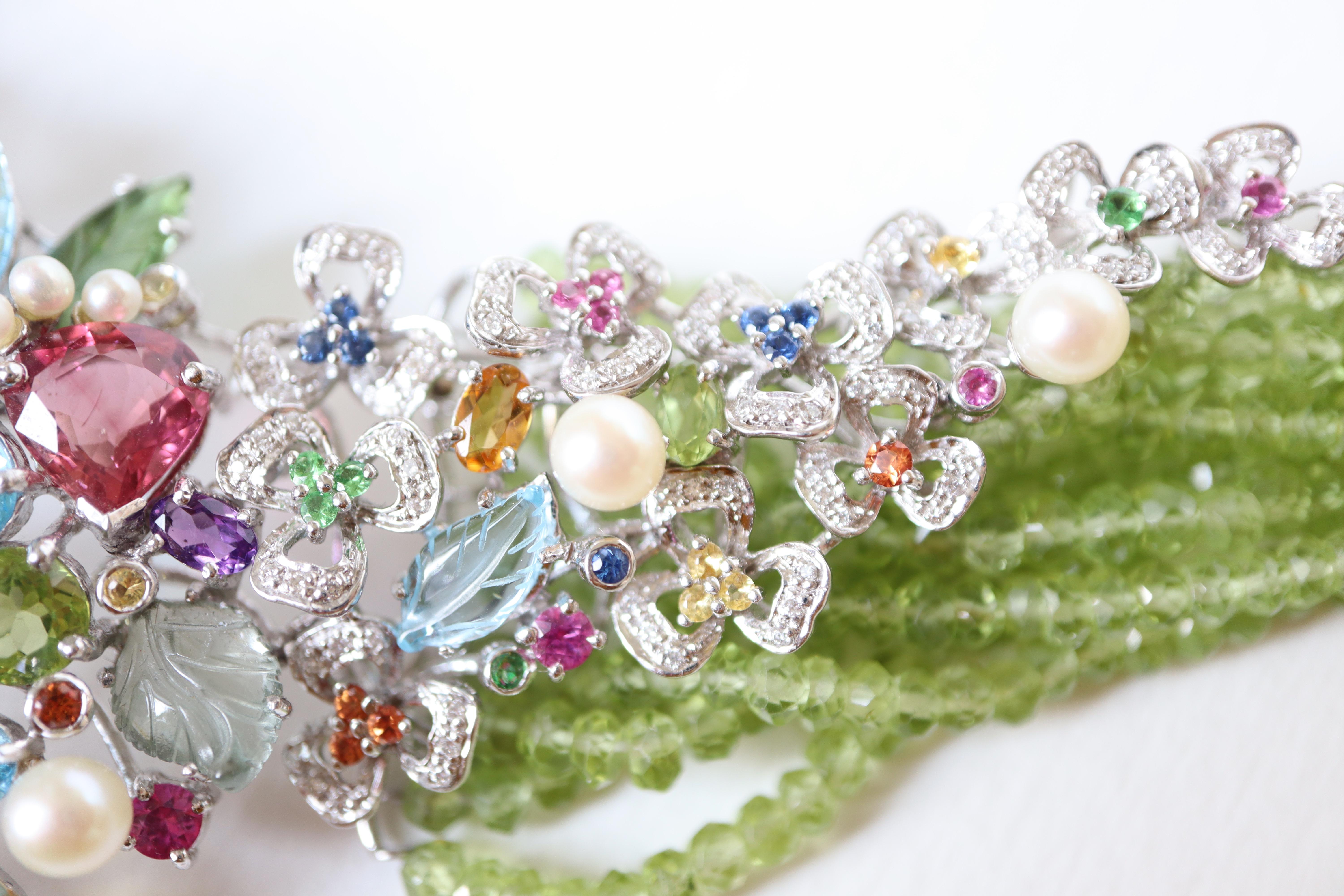 Collana in oro bianco 18 carati con zaffiri multicolore, pietre fini e diamanti in vendita 4