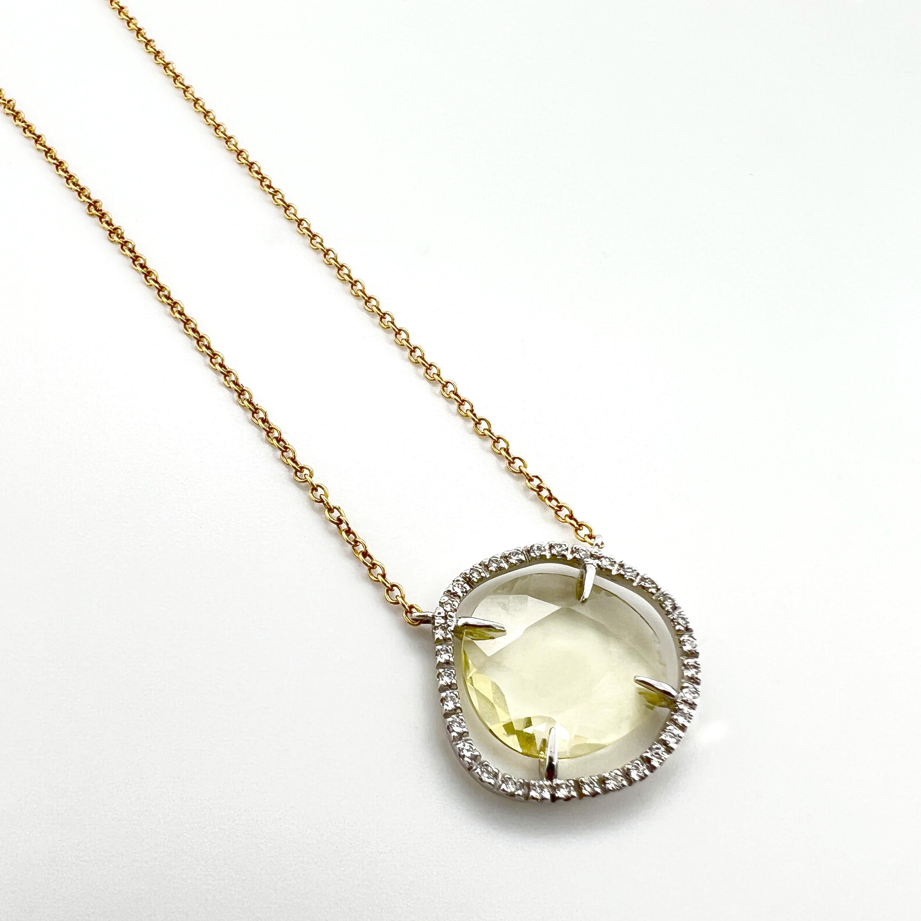 This necklace is a stunning piece crafted with 18kt yellow gold, featuring a central motif of lemon quartz and diamonds. The light lemon quartz, with its yellow hue, is the focal point of the necklace, exuding a sense of warmth and brightness.