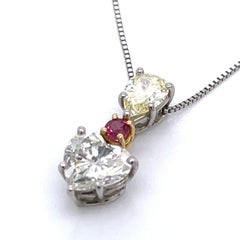 Collar de platino y 18 quilates con diamante corazón de 1,90 quilates, pera amarilla y rubí