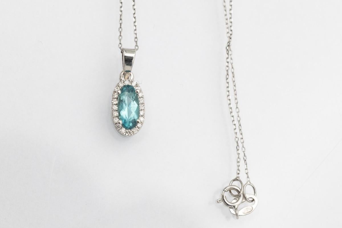 Taglio brillante Collana in oro bianco con tormalina Paraiba e diamanti. in vendita