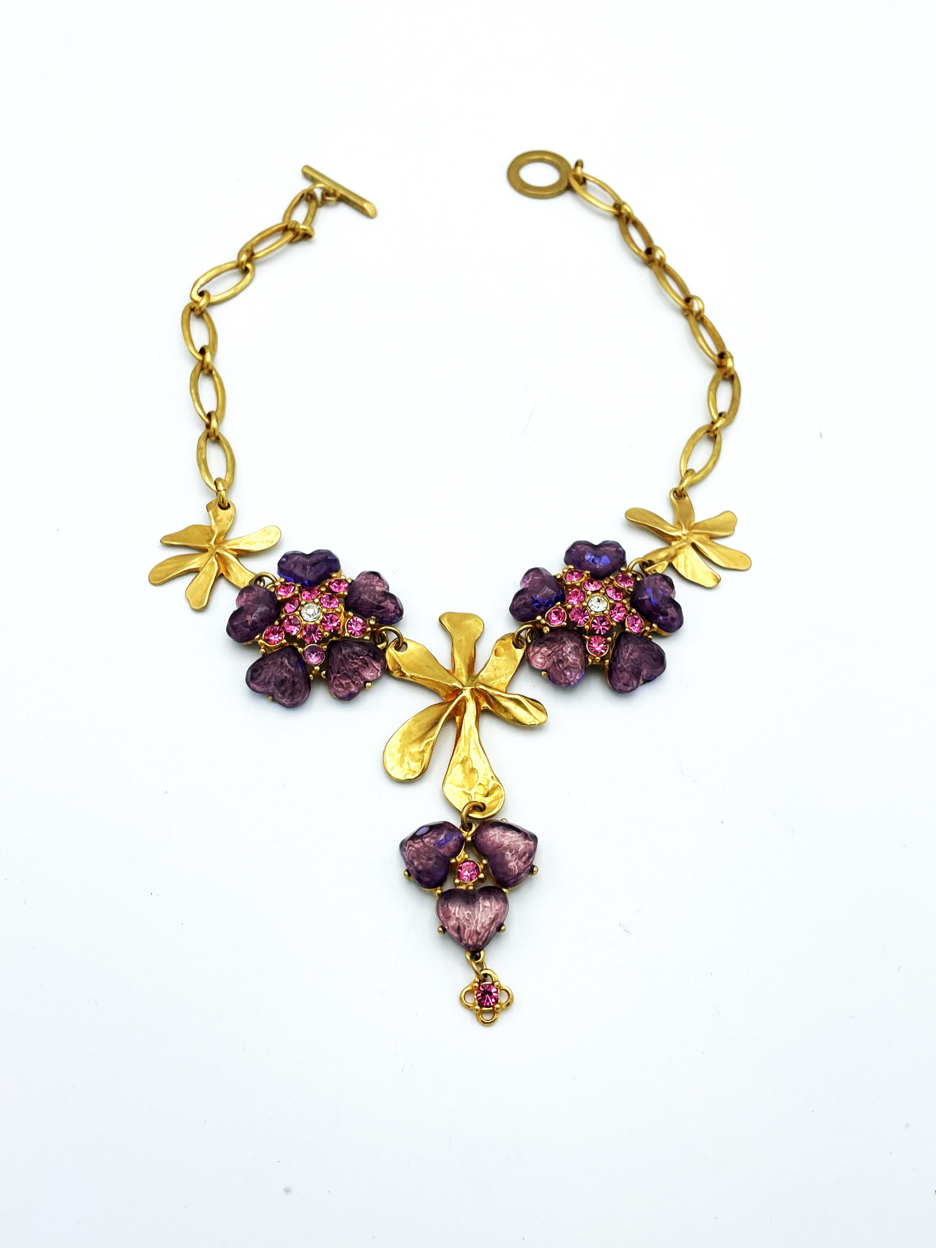 Beautiful necklace for Valentine's Day.
Necklace of 3 flowers with purple and pink glass stones. The purple stones are all heart shaped!
Measurement
Full lenght 43 cm, 2 flowers 4 cm in diameter, the smallest flower  with 3 hearts 2 cm x 3