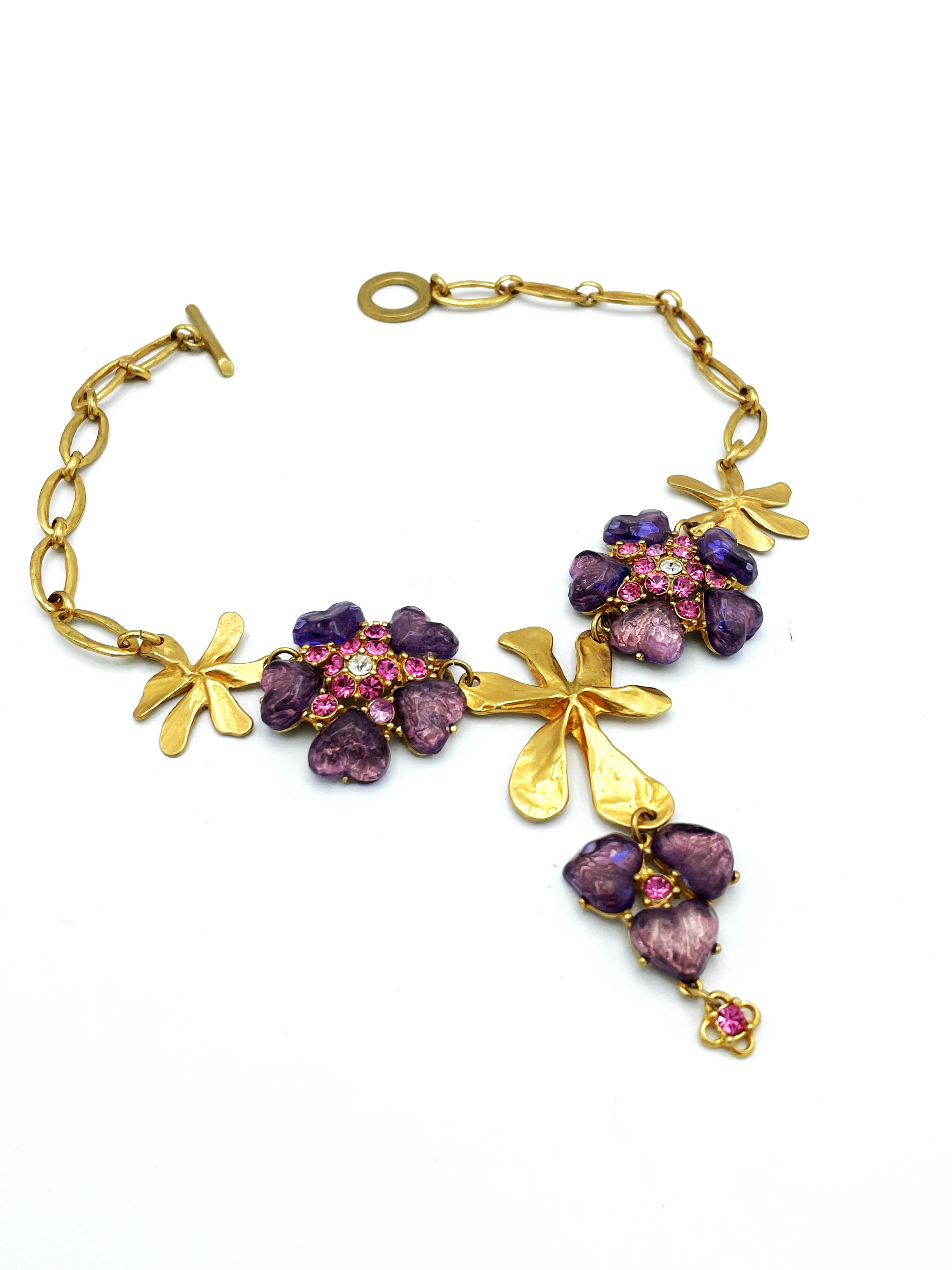 Halskette ISAKI von Jacky Vallet Paris, lila herzförmige Glassteine in Blumenform (Romantik) im Angebot