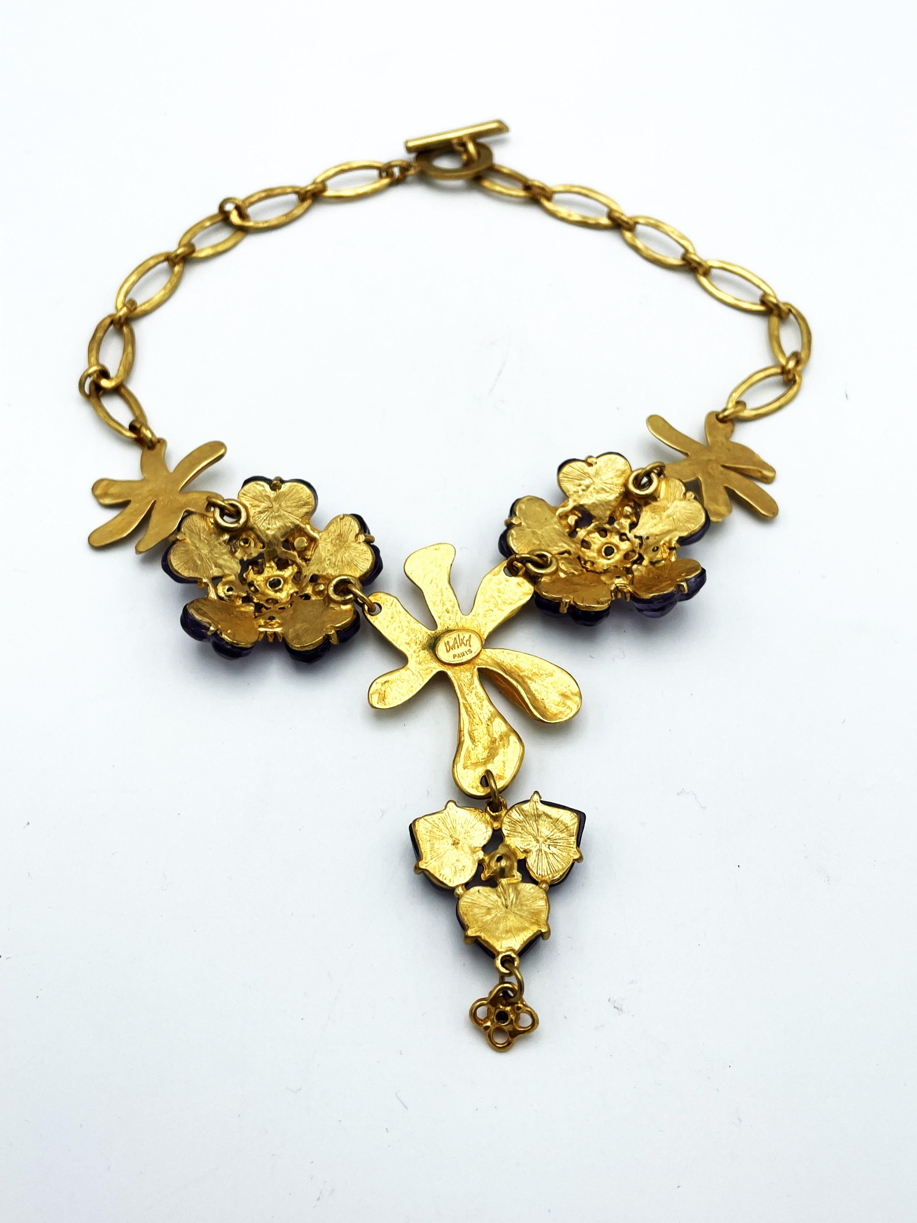 Halskette ISAKI von Jacky Vallet Paris, lila herzförmige Glassteine in Blumenform im Zustand „Hervorragend“ im Angebot in Stuttgart, DE