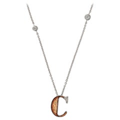 Collana Lettera C Oro bianco Diamanti bianchi decorati a mano con micromosaico