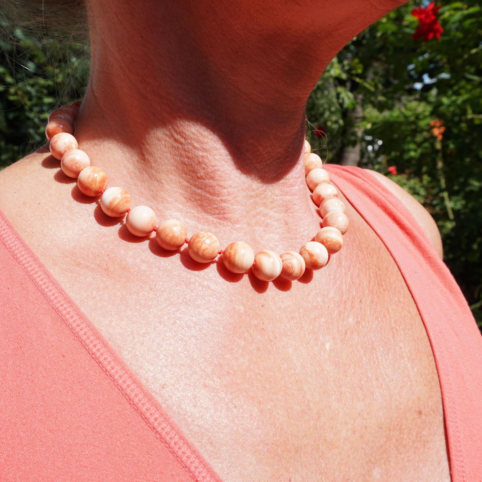 Necklace made of apple coral

Elegant jewellery for the neck from the depths of the sea. This necklace has a striped pattern in shades ranging from delicate pink to dark red. The balls of the same size are individually knotted and connected by a