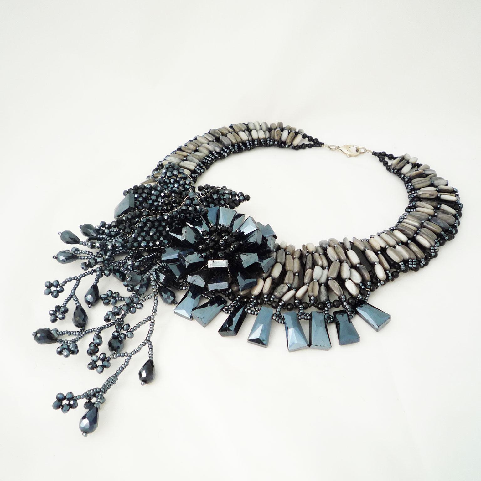 Collier fait de calcaire noir et de perles Swarovski noires Bon état - En vente à Berlin, DE