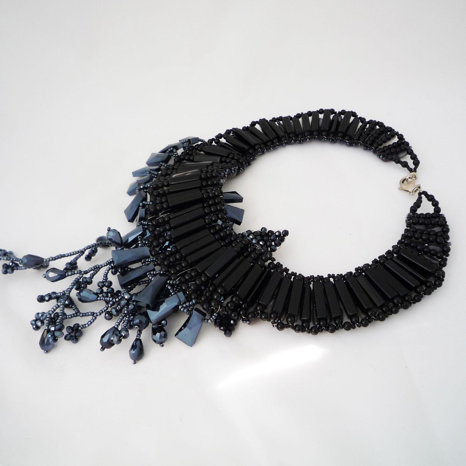 Halskette aus schwarzem Kalkstein und schwarzen Swarovski-Perlen (Moderne) im Angebot