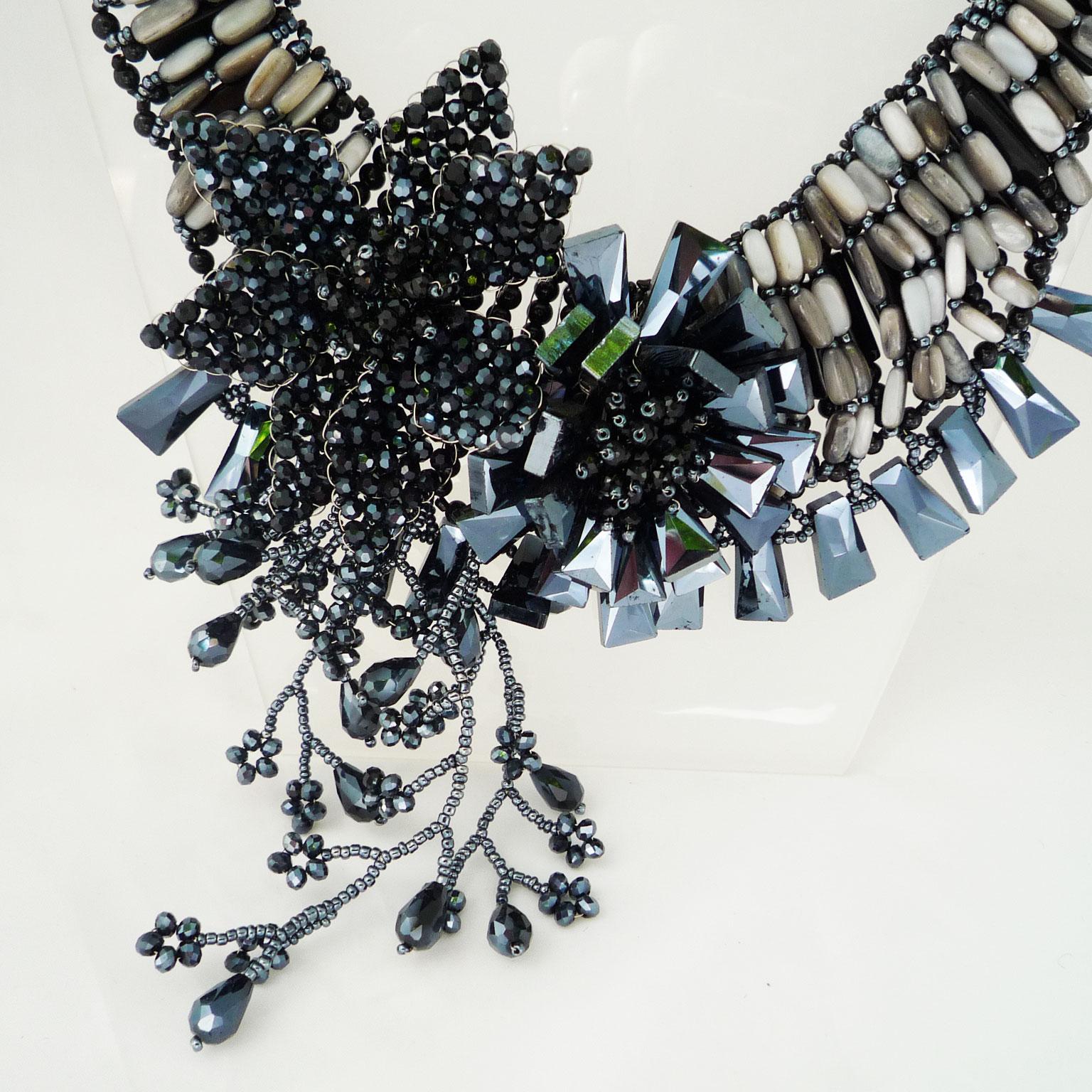 Collier fait de calcaire noir et de perles Swarovski noires en vente 1