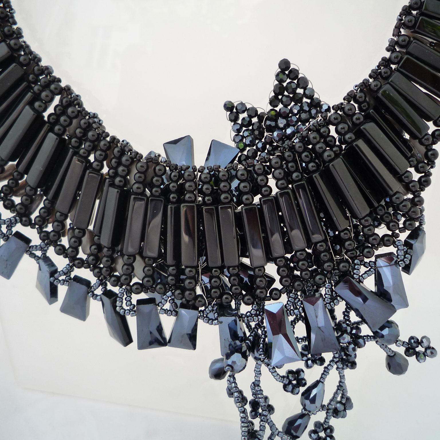 Halskette aus schwarzem Kalkstein und schwarzen Swarovski-Perlen Damen im Angebot