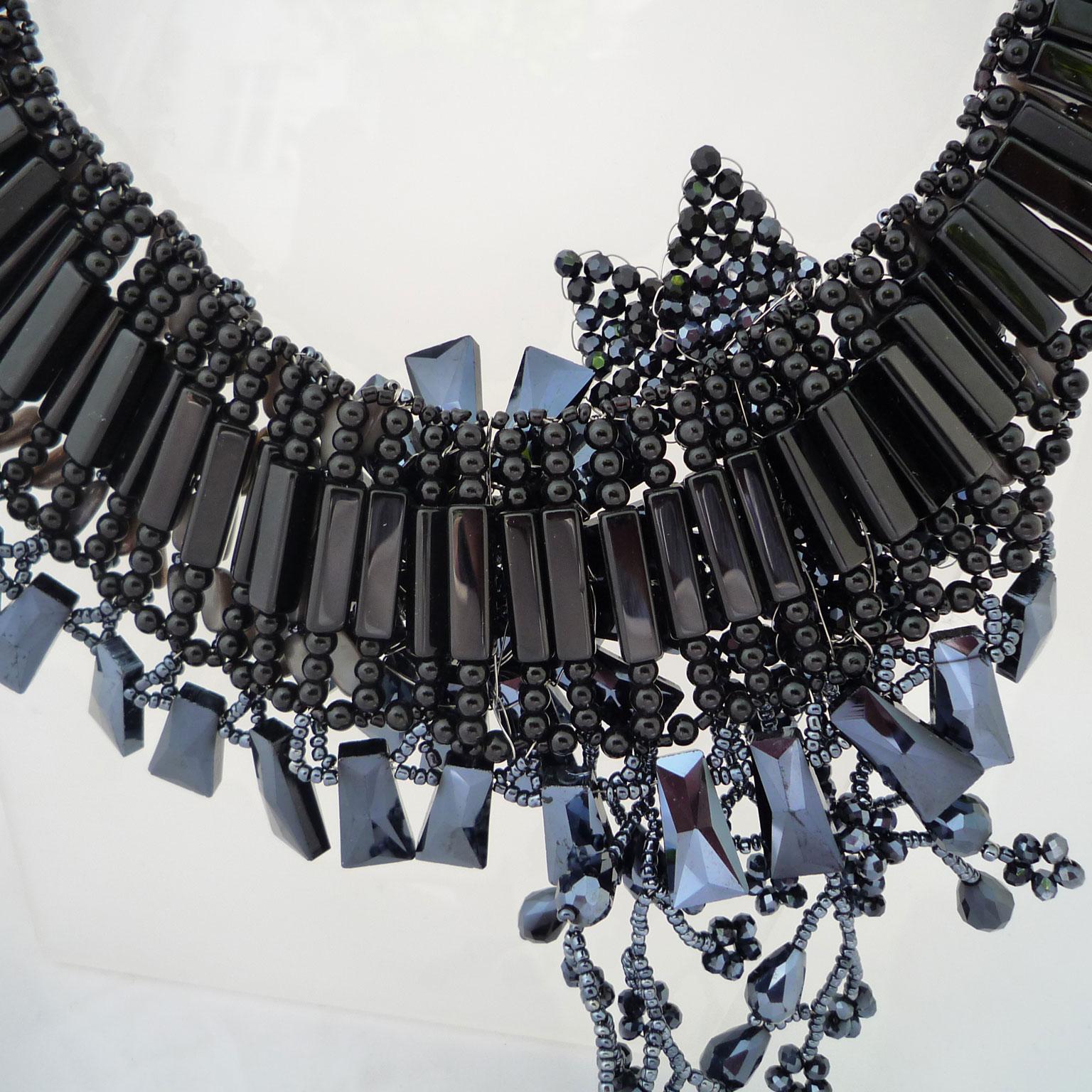 Collier fait de calcaire noir et de perles Swarovski noires en vente 2