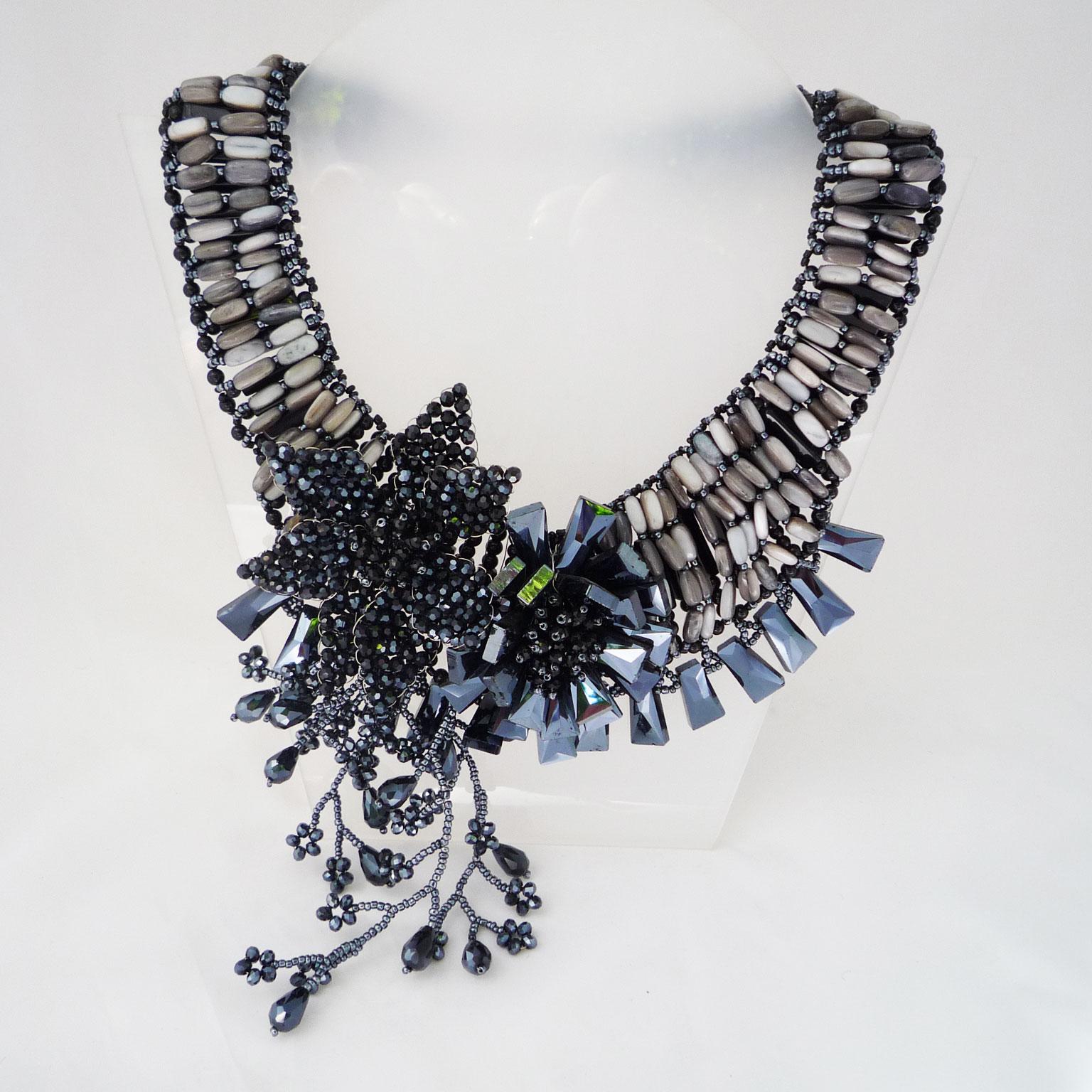 Halskette aus schwarzem Kalkstein und schwarzen Swarovski-Perlen im Angebot 1