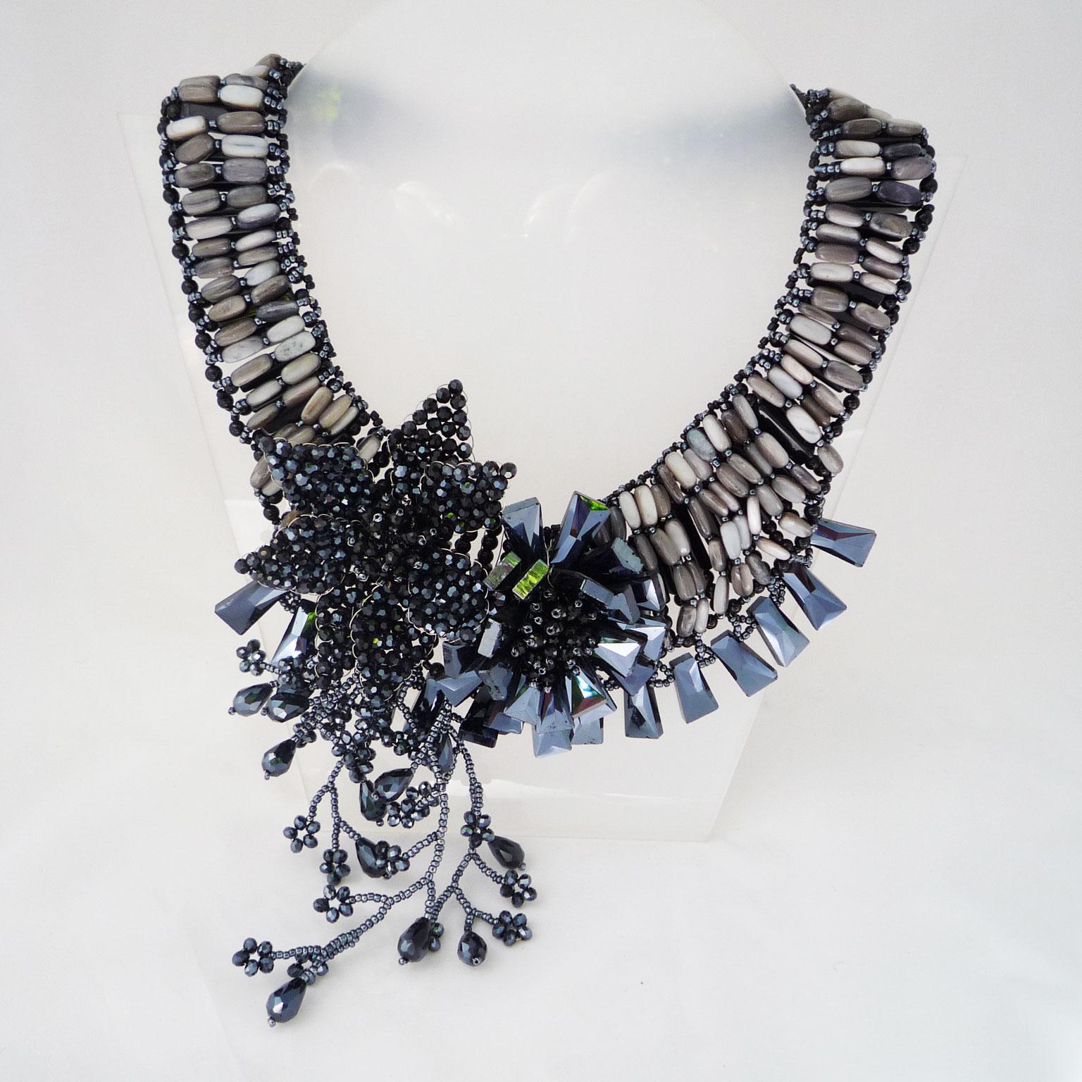 Collier fait de calcaire noir et de perles Swarovski noires en vente 3
