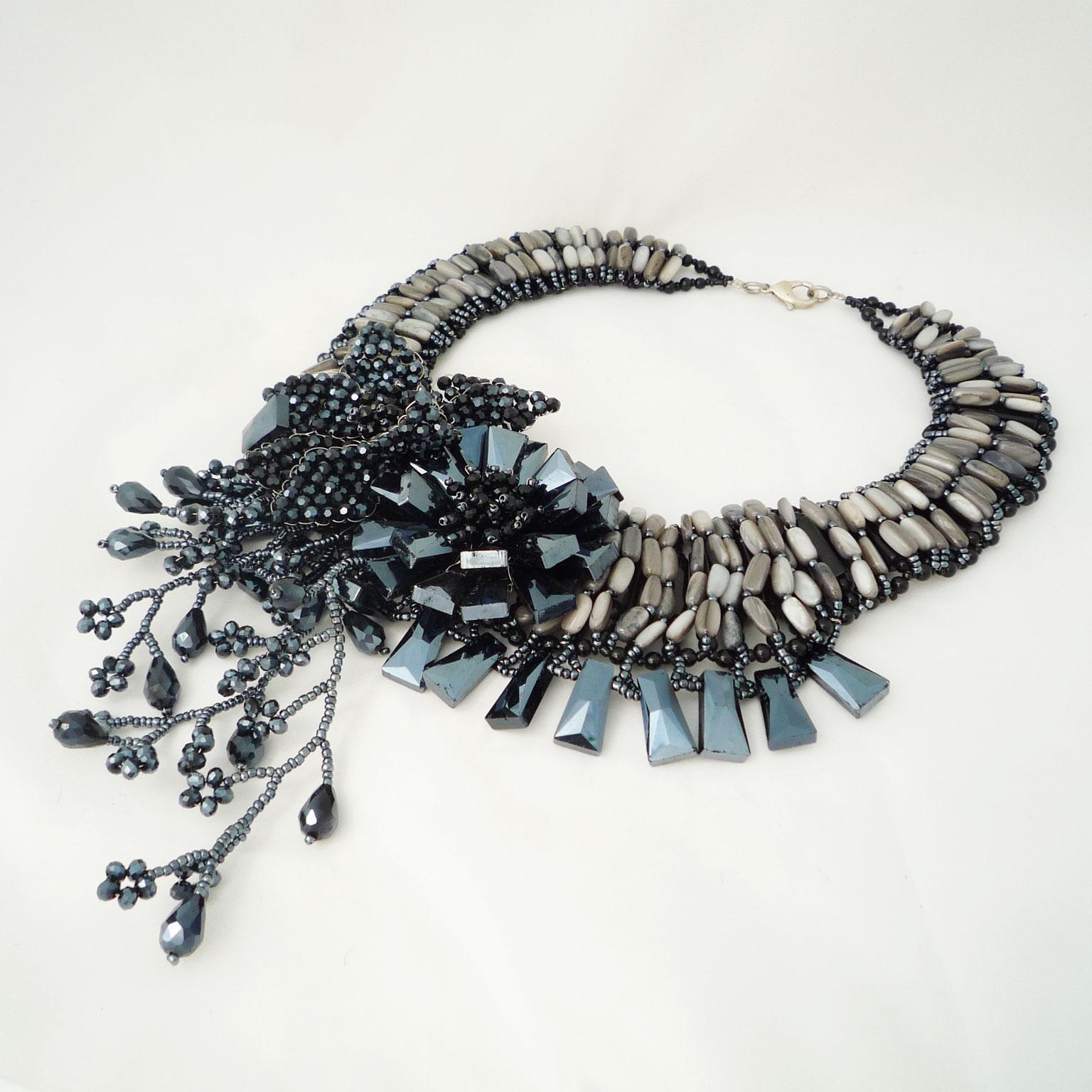 Halskette aus schwarzem Kalkstein und schwarzen Swarovski-Perlen im Angebot 2