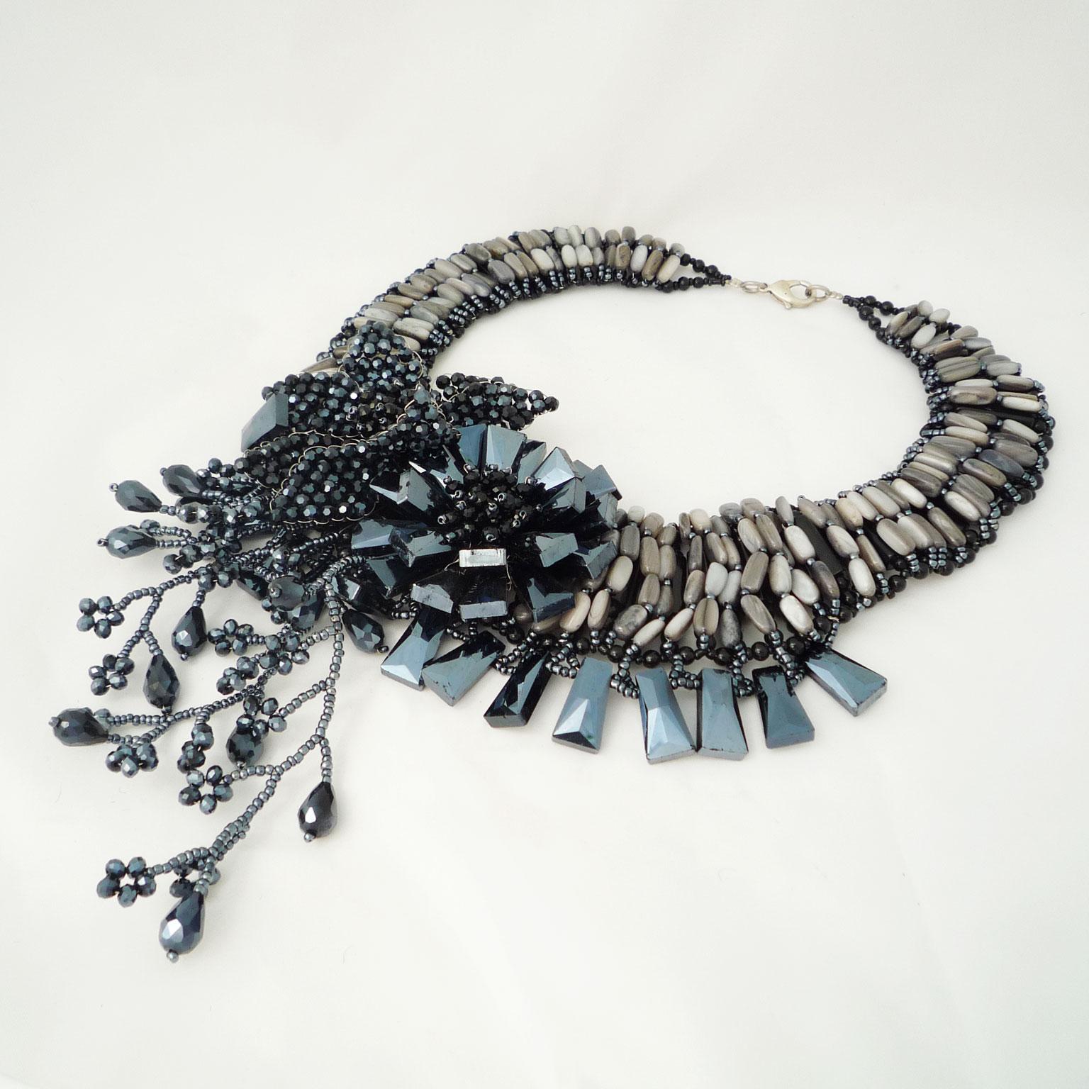 Collier fait de calcaire noir et de perles Swarovski noires en vente 4