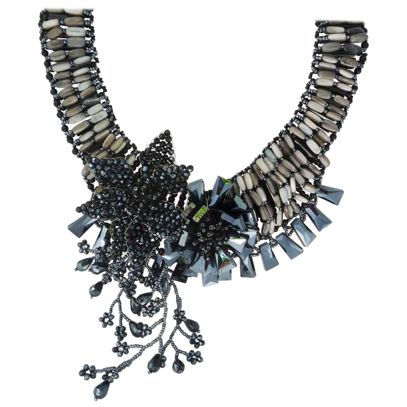Halskette aus schwarzem Kalkstein und schwarzen Swarovski-Perlen