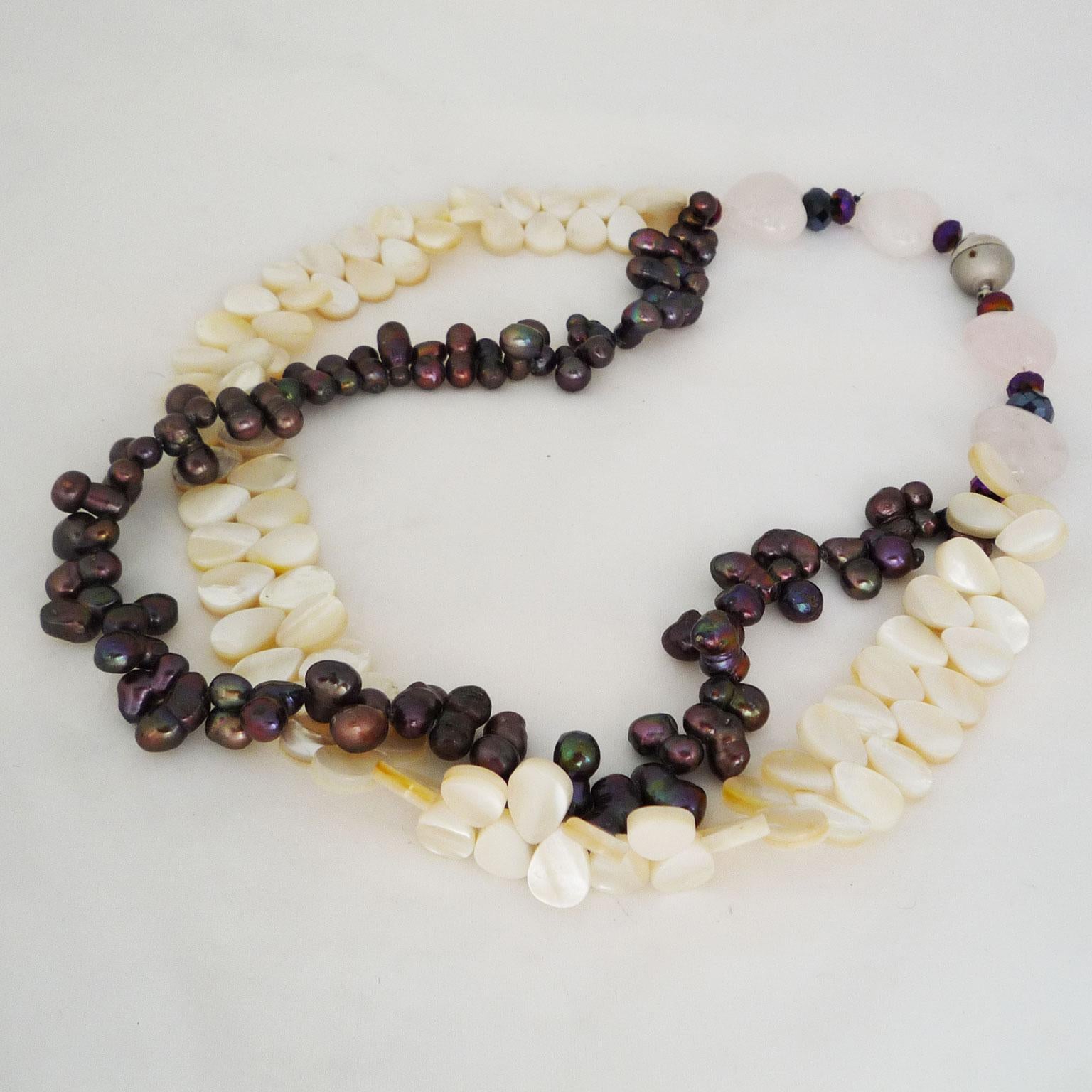 Necklace made of dark pearls and mother-of-pearl plates Damen