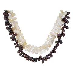 Necklace made of dark pearls and mother-of-pearl plates