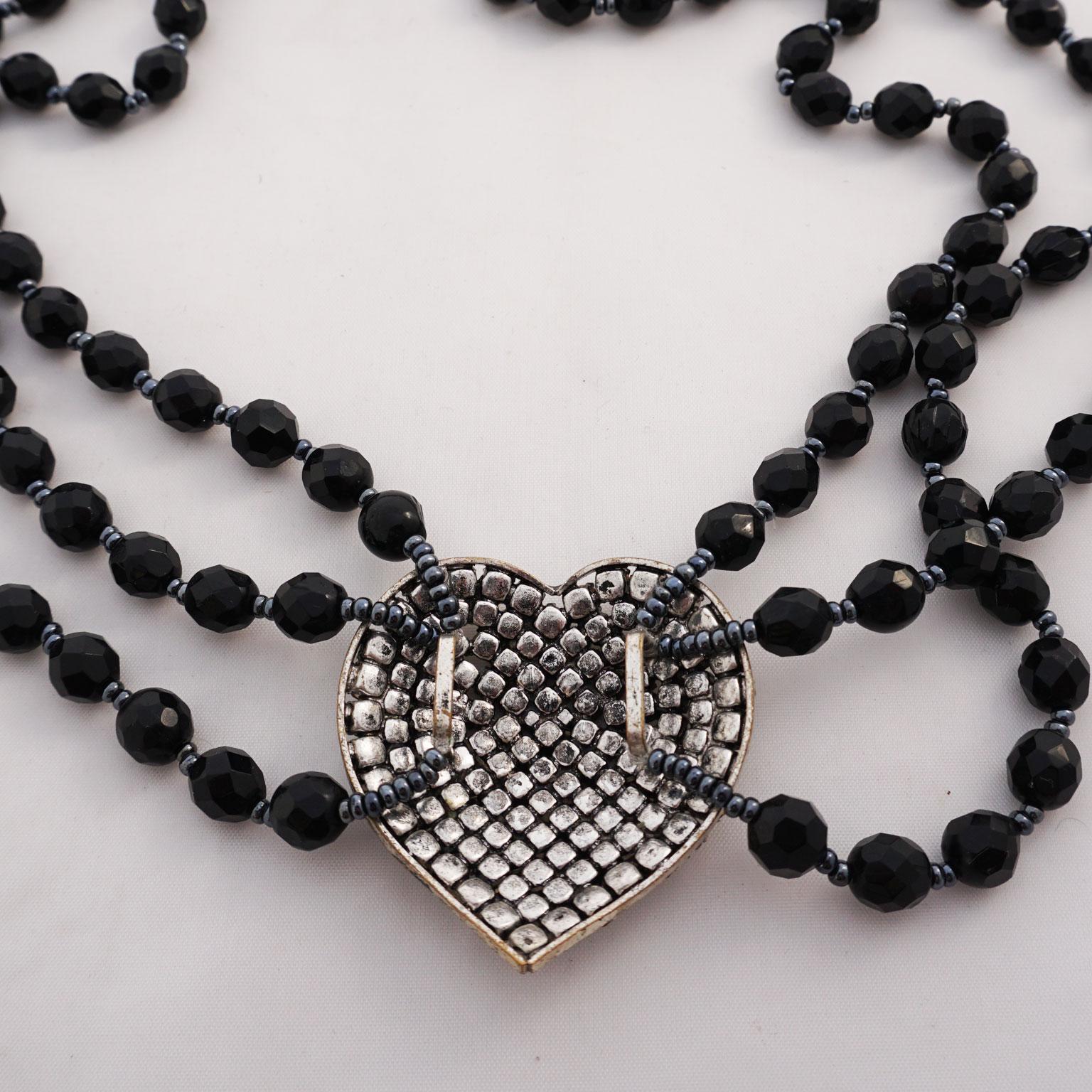 Halskette aus Gablonz-Glasperlen mit Strass-Herz aus Strass (Zeitgenössisch) im Angebot