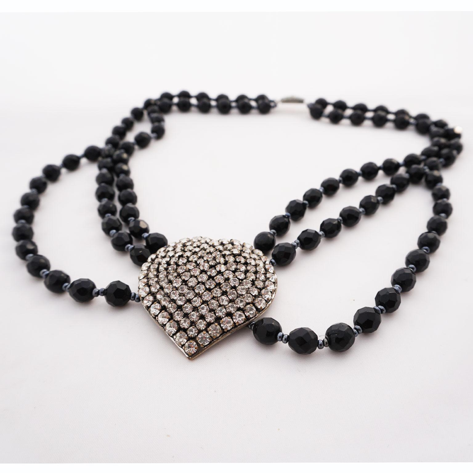 Halskette aus Gablonz-Glasperlen mit Strass-Herz aus Strass im Angebot 1