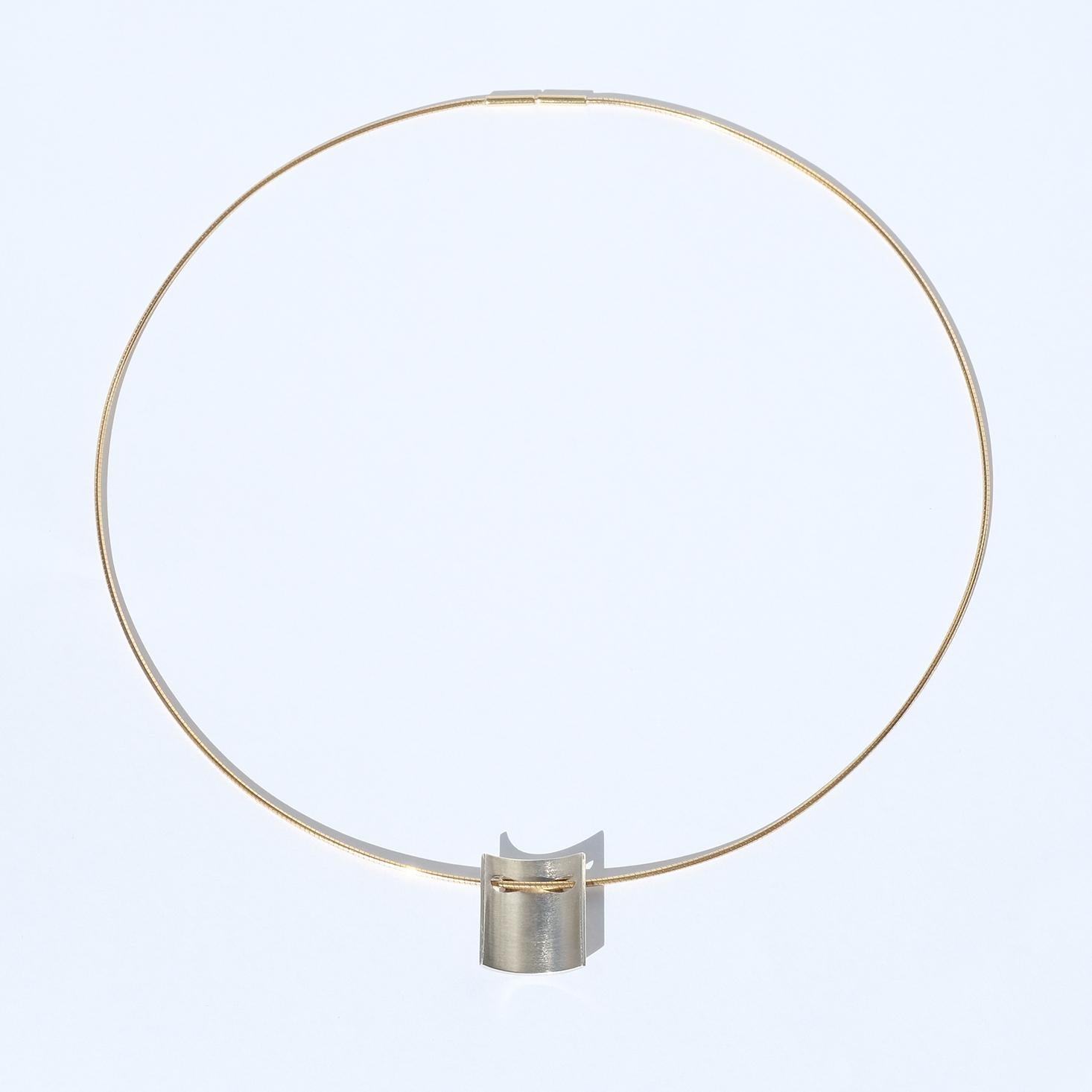 Diese Halskette besteht aus einer Mischung aus mattem Sterlingsilber und glänzendem 14-karätigem Gold. Das Design lässt sich als zeitlos und elegant einfach beschreiben. Die Halskette eignet sich sowohl für Dinnerpartys als auch für den täglichen
