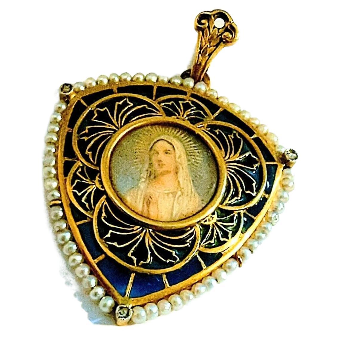 Magnificent chain and medal of the Virgin of Fatima made in yellow gold 18 Karats total weight 7.15 grams, Plique-à-jour enamel in beautiful blue, red and green tones and painted image of 13 millimeters in diameter. Surrounded by 55 pearls alófar of