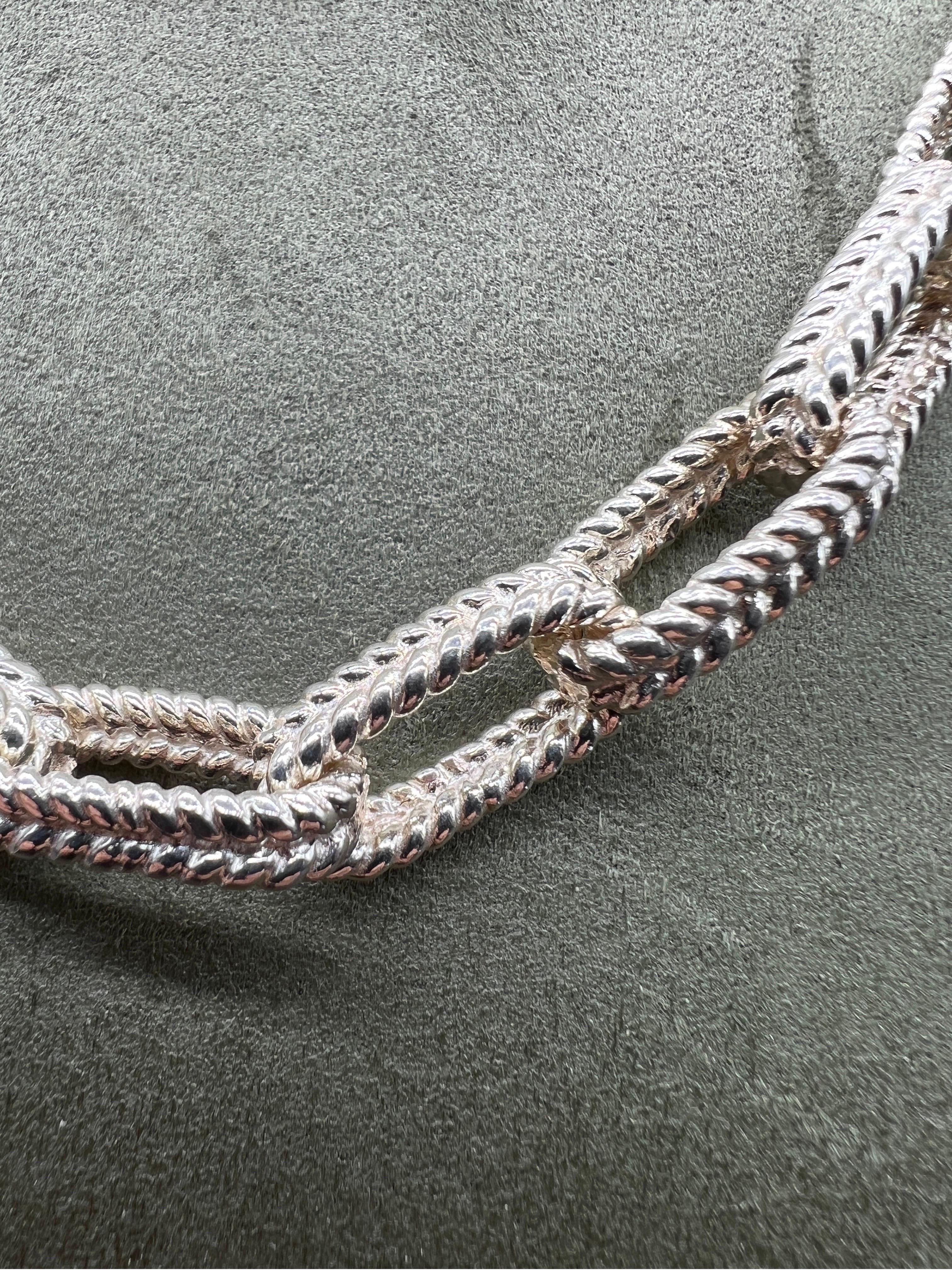 Discover this superb 925/1000 silver chain that combines quality, style and refinement. With its large braided links and elegant design, it's the perfect accessory to complete your jewellery collection. The links on this chain are specially designed