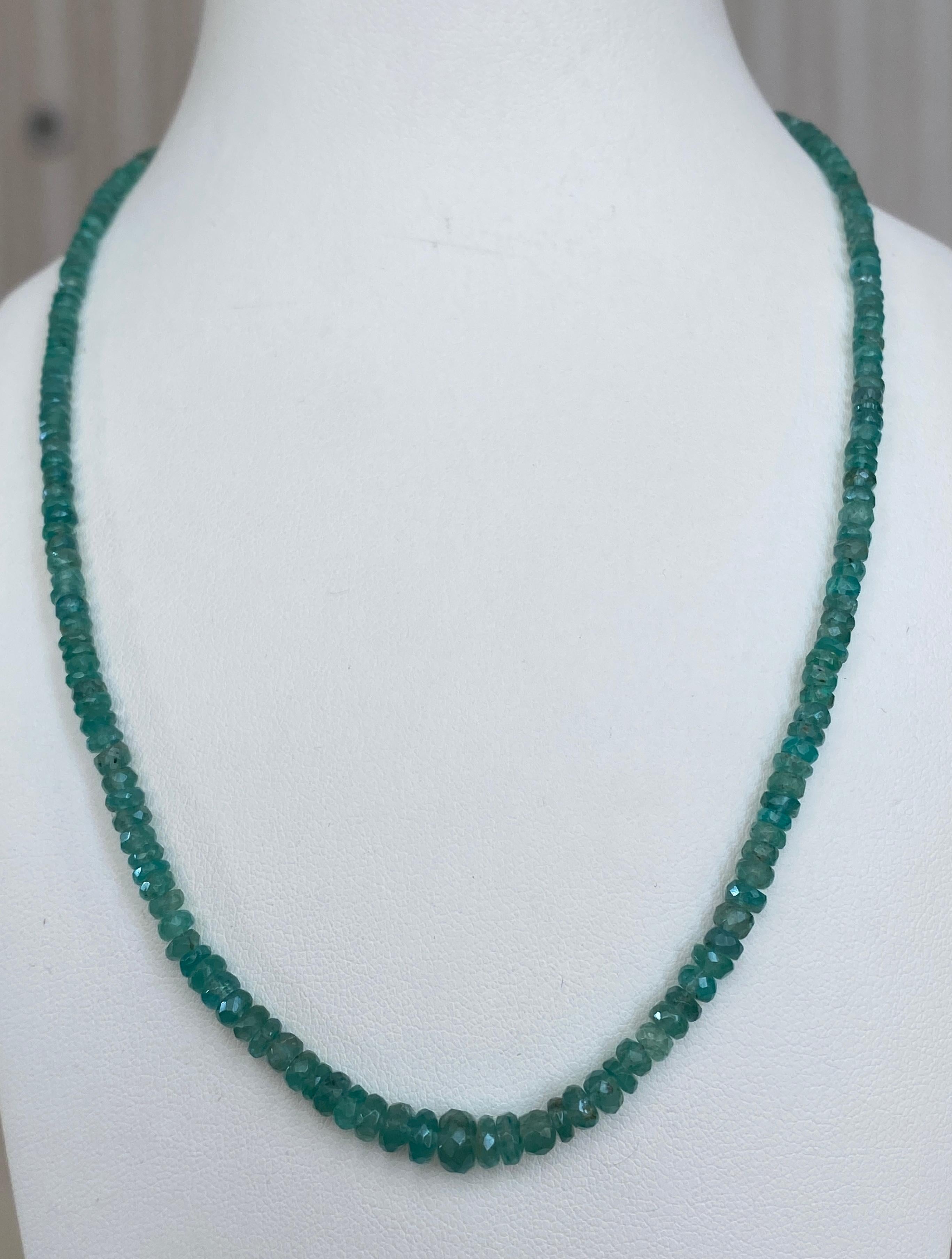 Collana di perle di smeraldo della Colombia leggermente cadenti, naturali e non colorate, con diametri da 2,7 mm a 5,71 mm. Impreziosito da un fermaglio. Oro giallo 18K 750/1000. Dimensioni della chiusura: 2,2 cm x 0,7 cm. Lunghezza della collana: