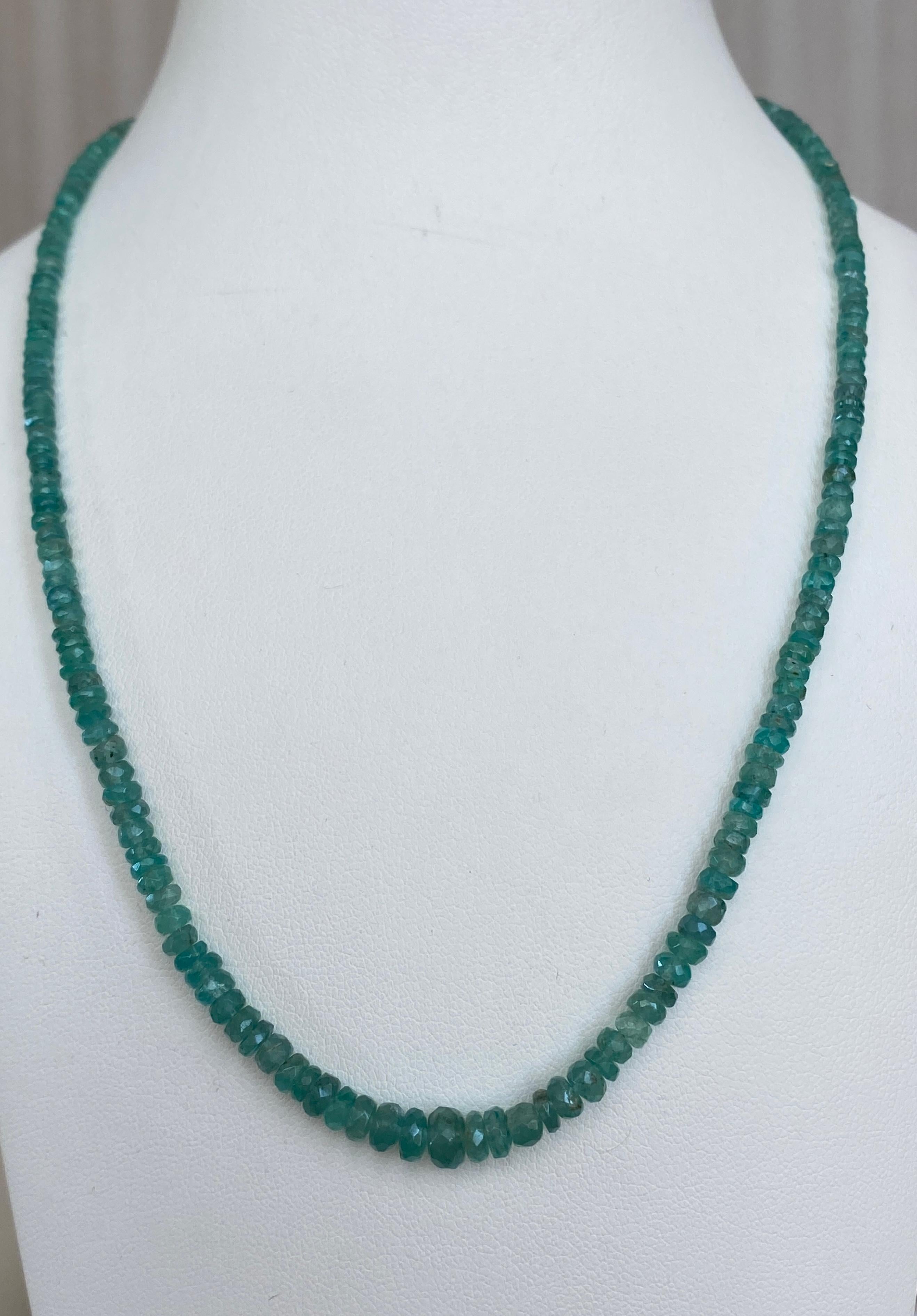 Romantico Collana di smeraldi naturali della Colombia in oro giallo 18 Kt in vendita