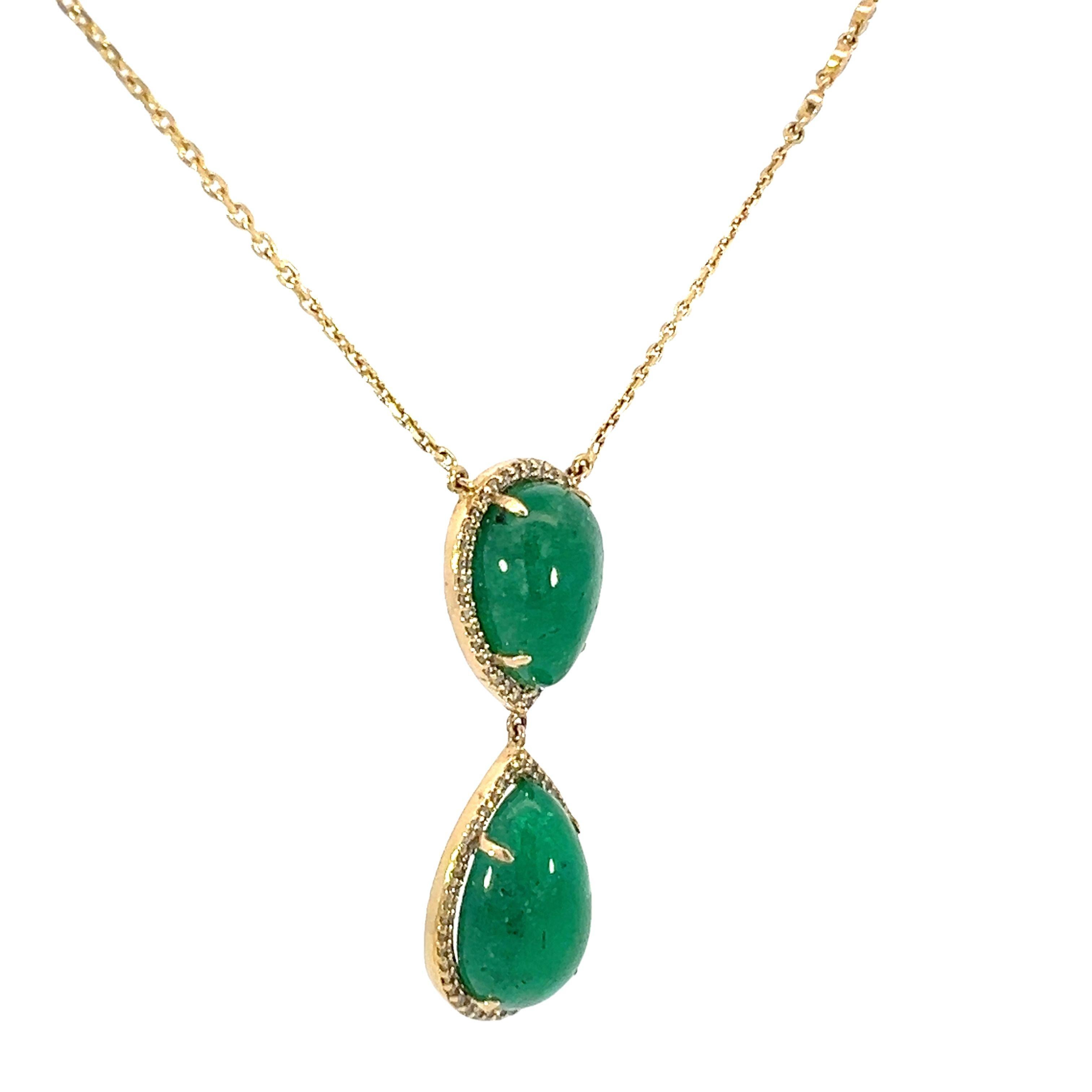 Une émeraude naturelle de 17,99 carats en forme de double larme et 0,69 carat de diamants entourant les émeraudes dans ce magnifique collier en or jaune 14kt.

Ce double design en forme de goutte d'eau est recommandé pour un usage régulier comme