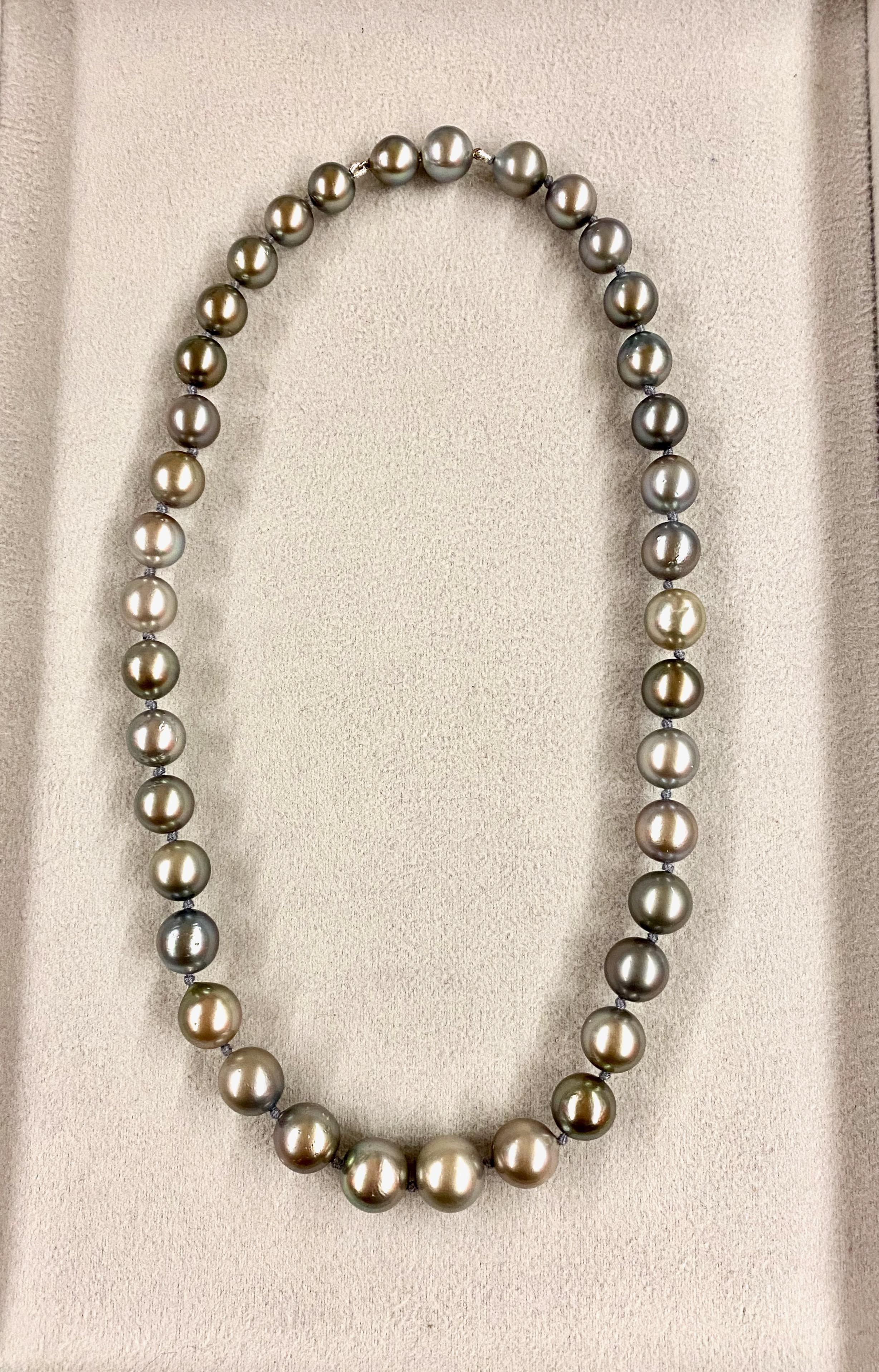 Perlenkette Zuchtgraue Perlen 9 mm bis 13 mm Unsichtbarer Verschluss in 18 kt Gold mit Zuchtperlen im Angebot 7