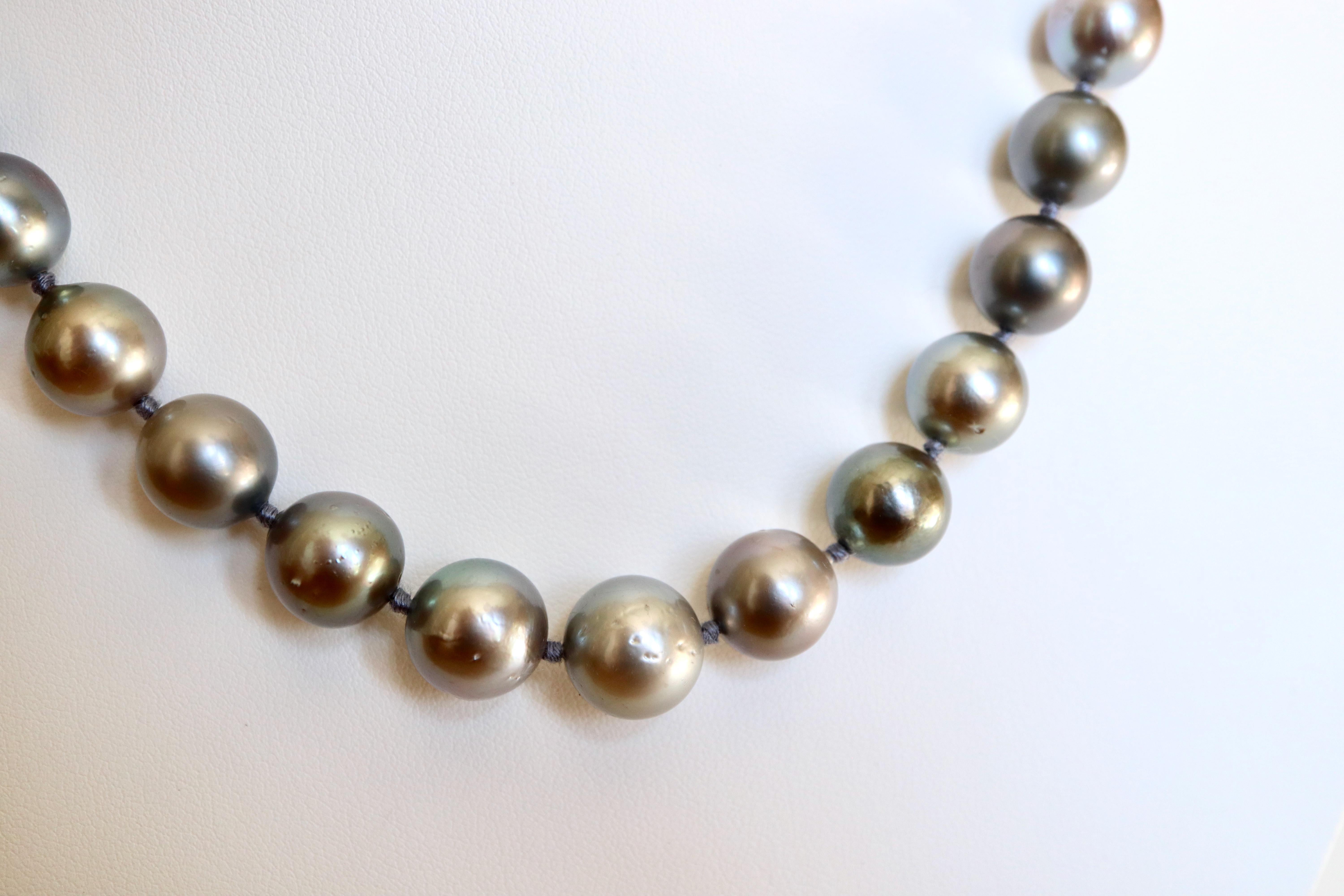 Collana di perle coltivate dei mari del sud, collana di perle burattate con chiusura invisibile in perle forate.
38 perle grigie: diametro delle perle: da 9 a 13 mm
Lunghezza: 48,5 cm
Peso lordo: 73,2 g