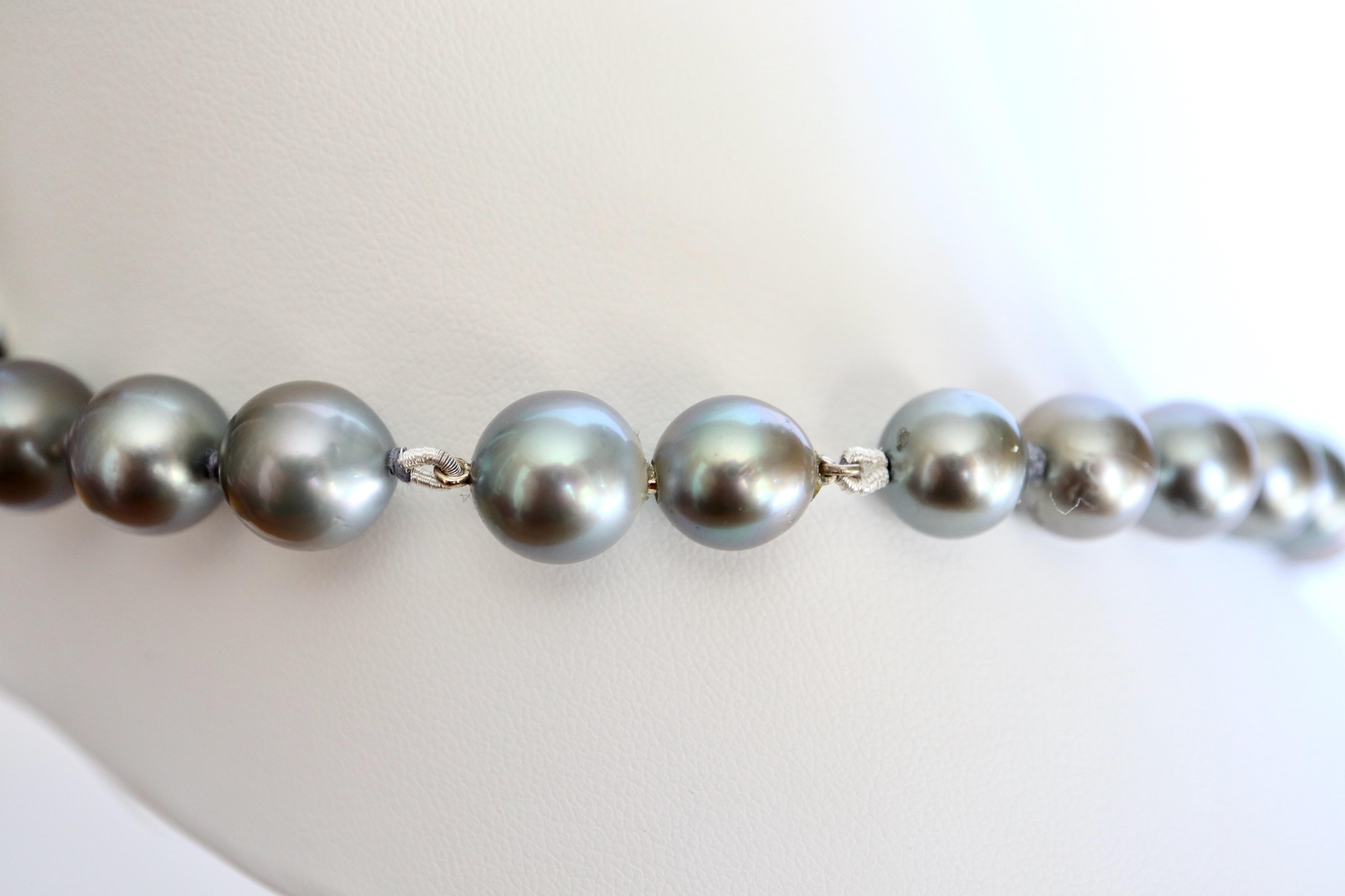 Necklace of Cultured Grey Pearls 9 mm to 13 mm In Good Condition For Sale In Paris, FR