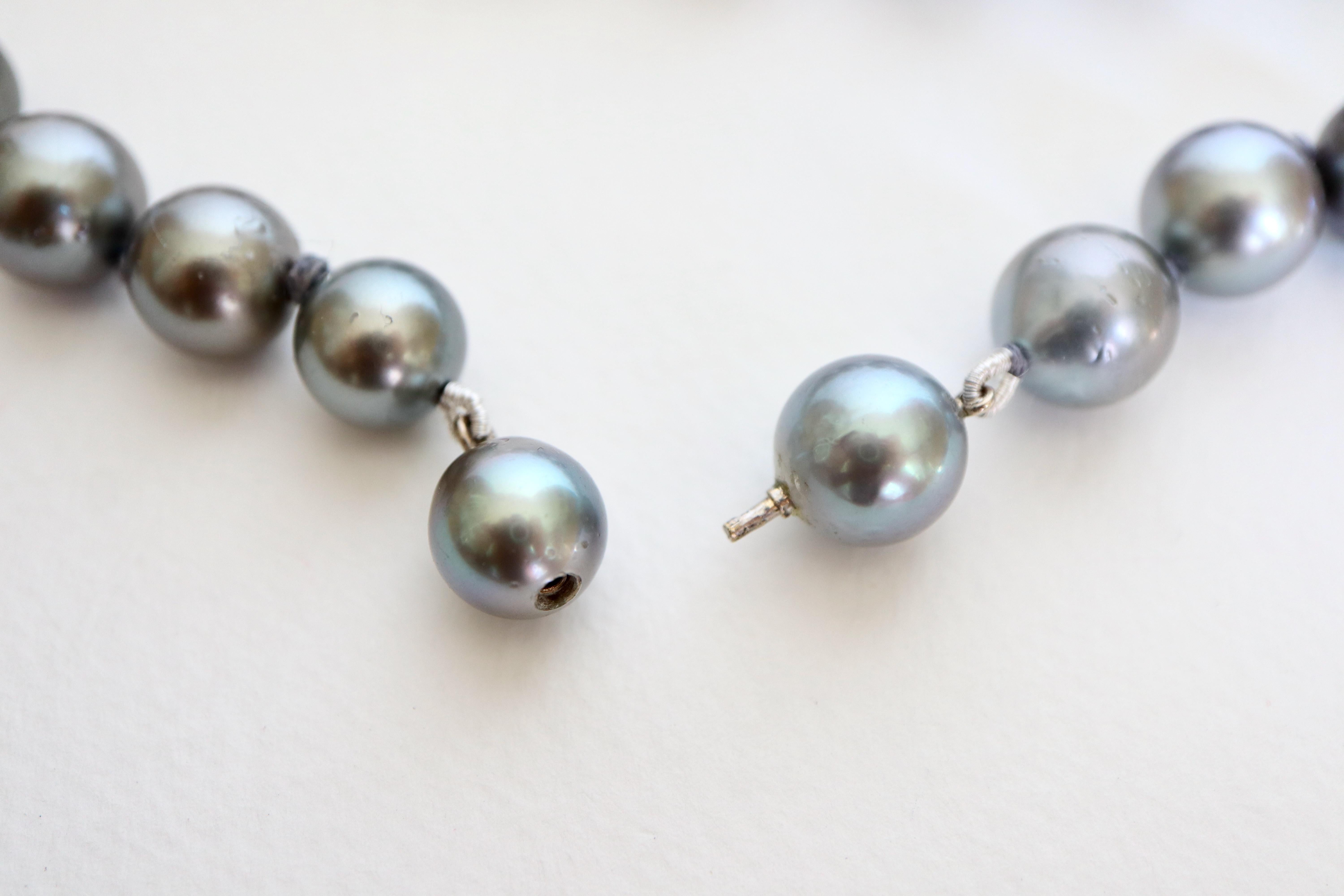 Women's Necklace of Cultured Grey Pearls 9 mm to 13 mm For Sale