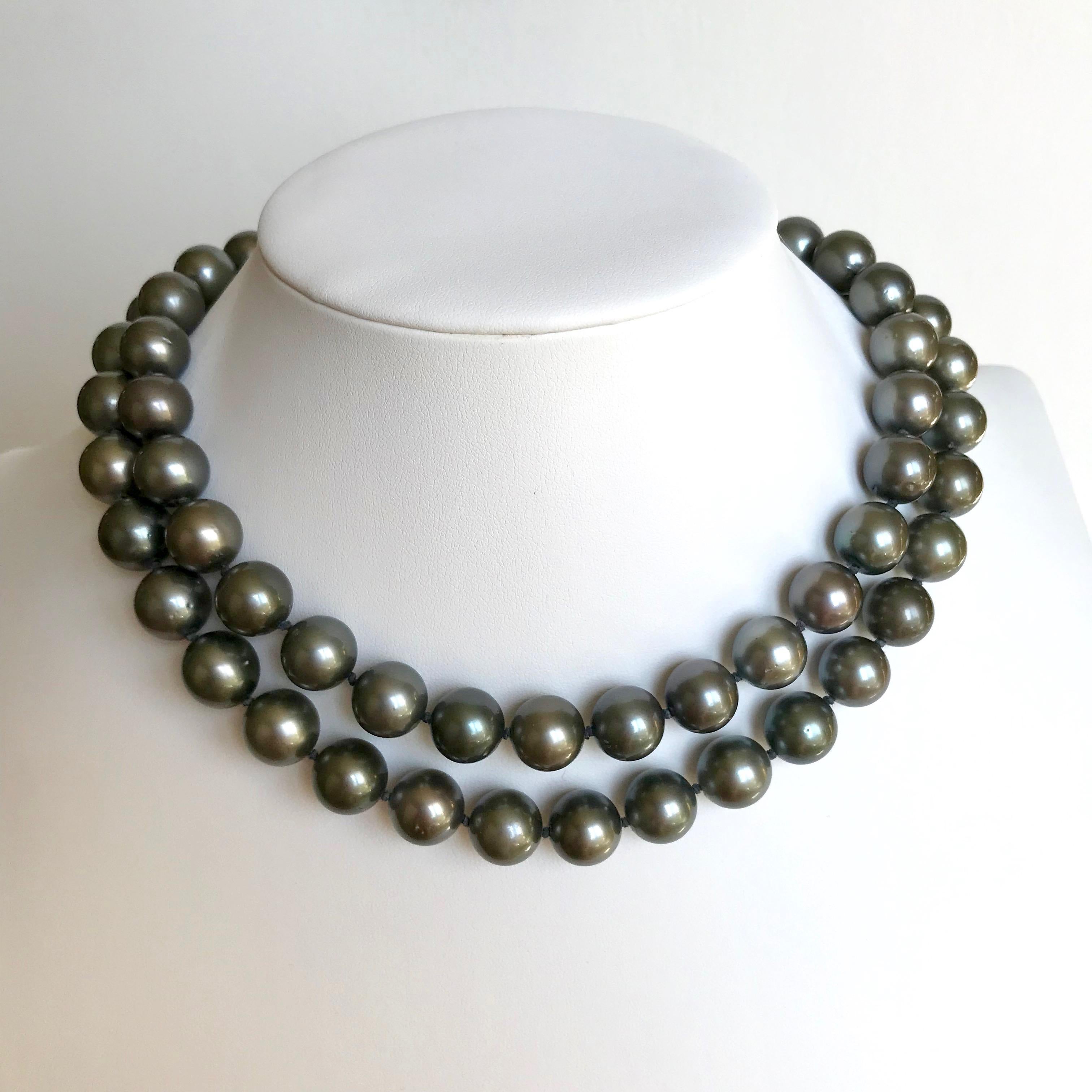 Very Long Necklace of Cultured Grey Pearls 12mm For Sale 3