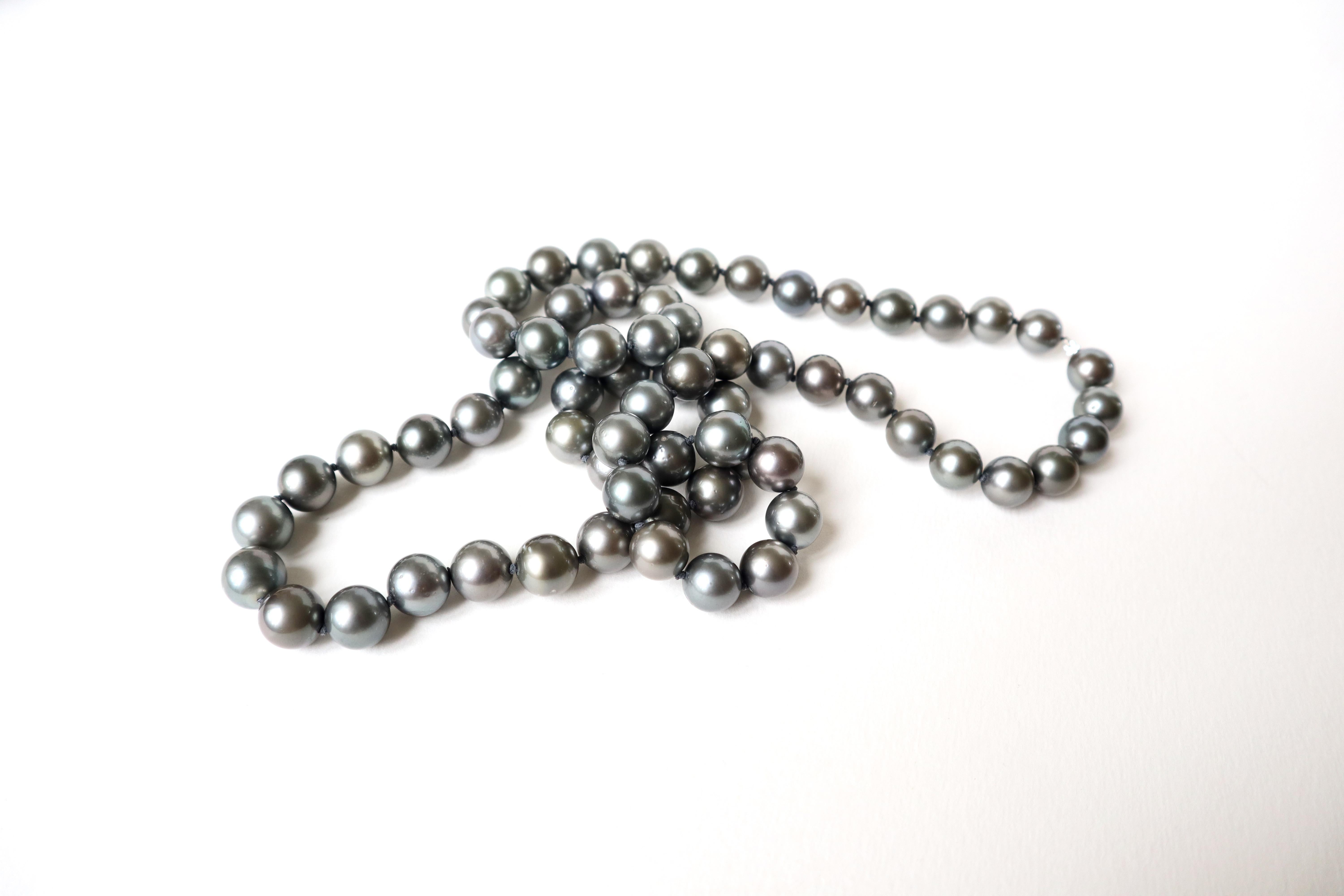 Very Long Necklace of Cultured Grey Pearls 12mm In Good Condition For Sale In Paris, FR