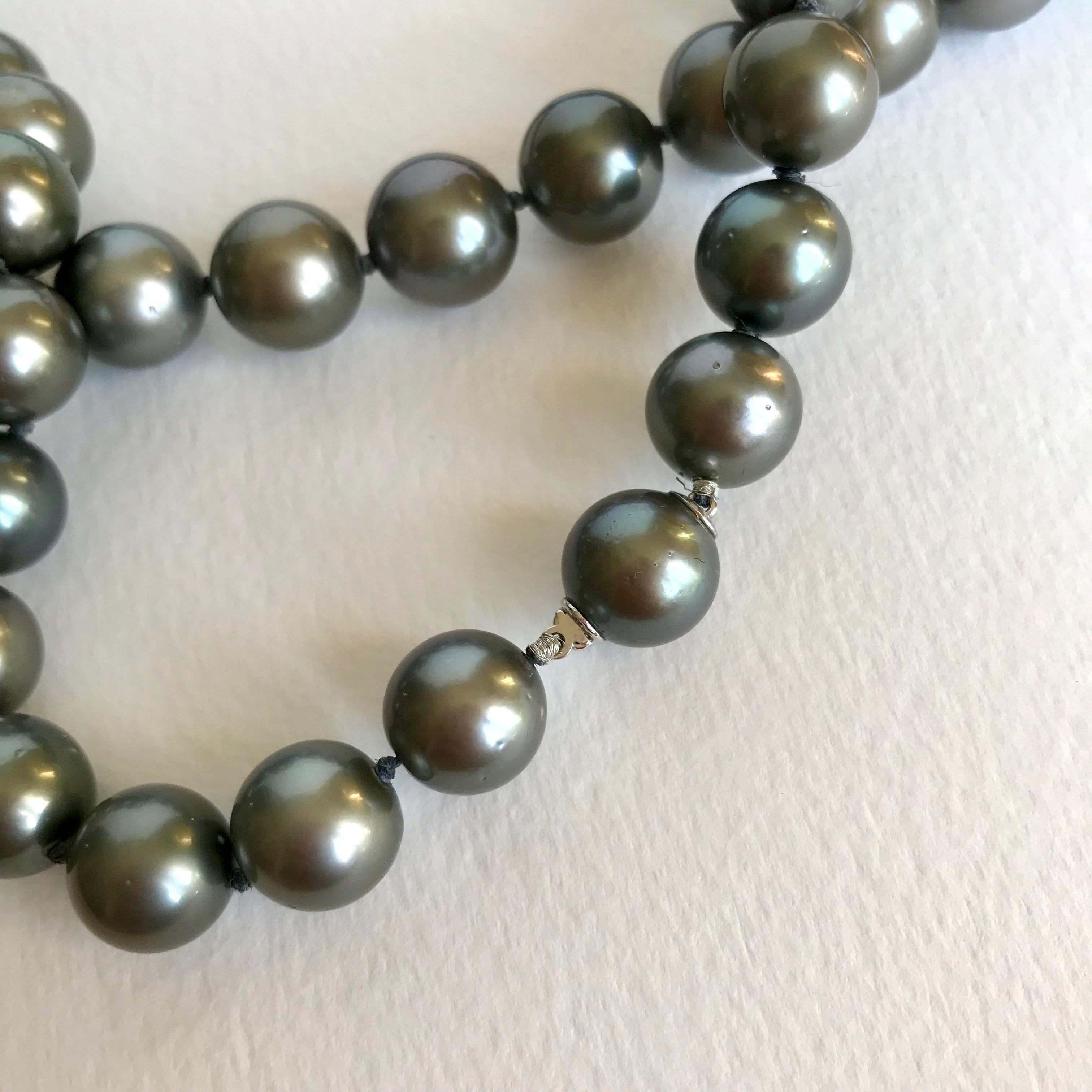 Very Long Necklace of Cultured Grey Pearls 12mm For Sale 5