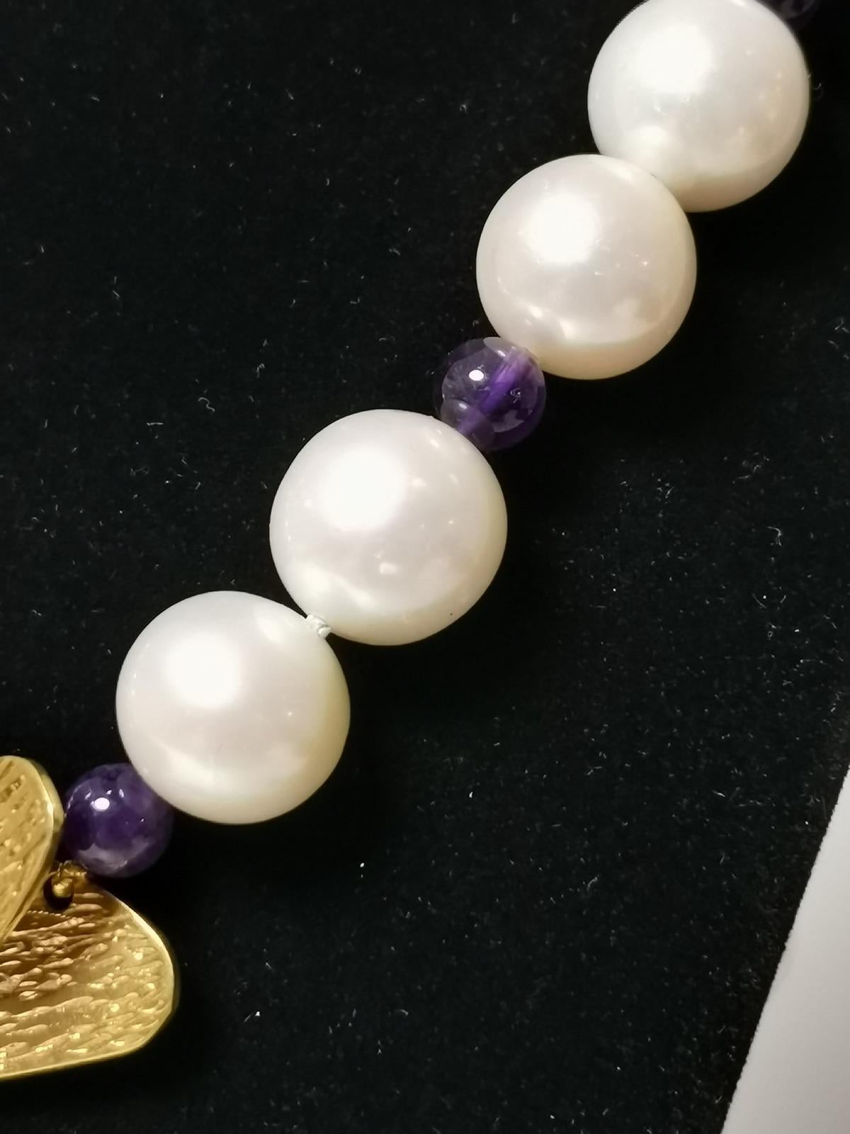 Beautiful necklace of cultured pearls, extra quality (Akoya Japan) and amethysts. 
Measure: 11 mm diameter Secure clasp and 18k golden silver hinges. Long: 50 cm.
 