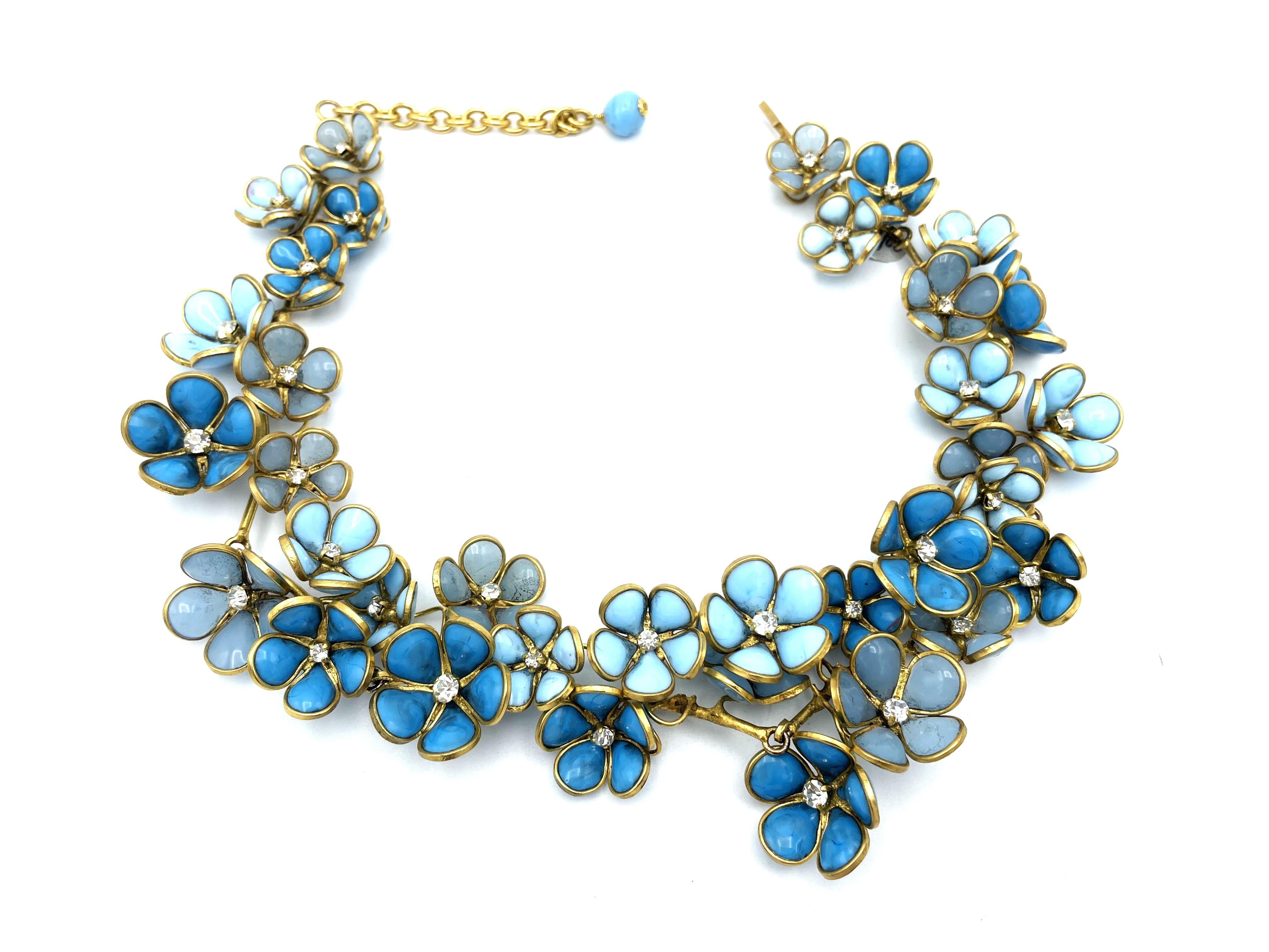 Necklace of many blue glass flowers from Gripoix in the style of Chanel In Excellent Condition For Sale In Stuttgart, DE