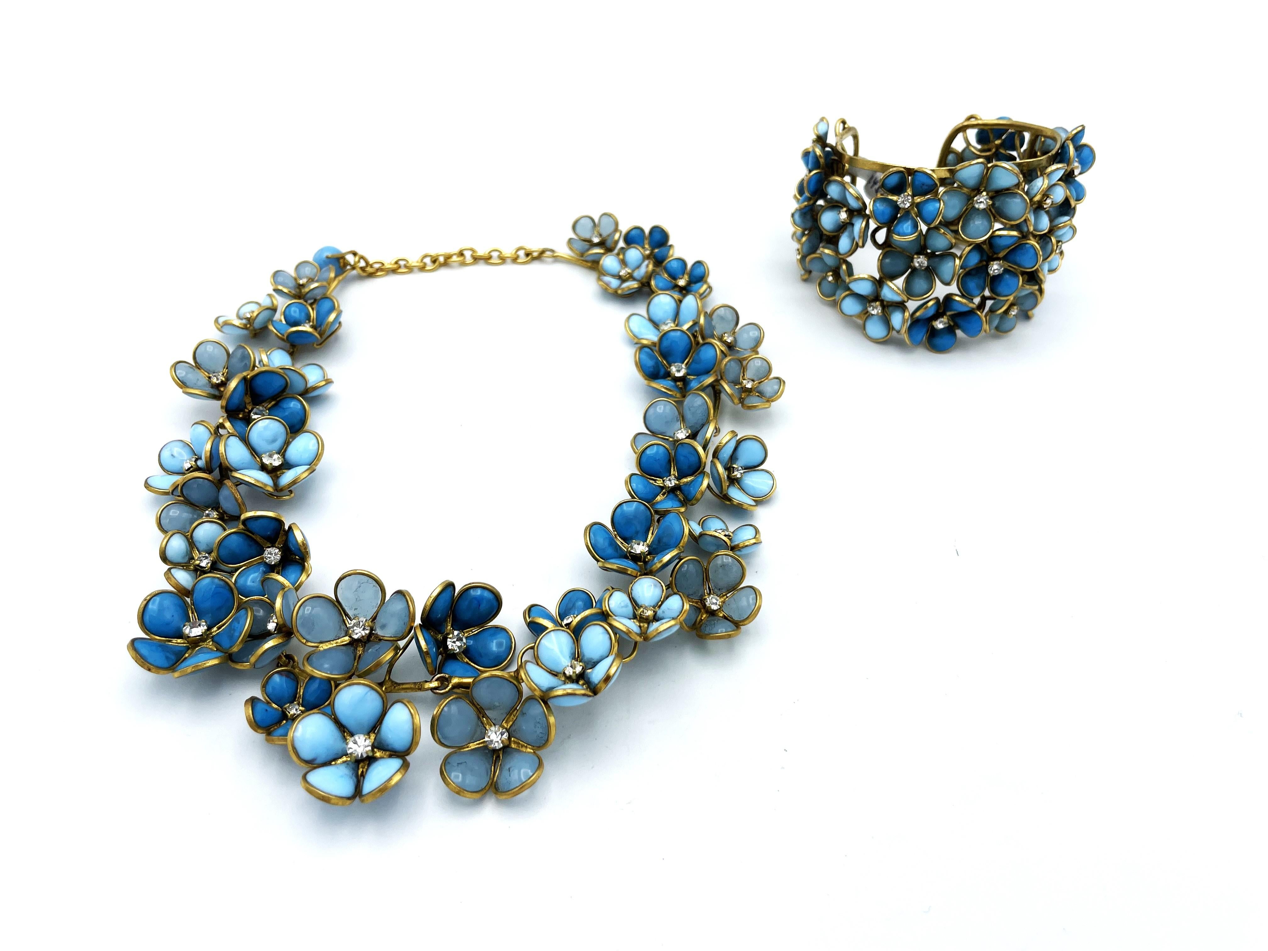 Necklace of many blue glass flowers from Gripoix in the style of Chanel For Sale 4