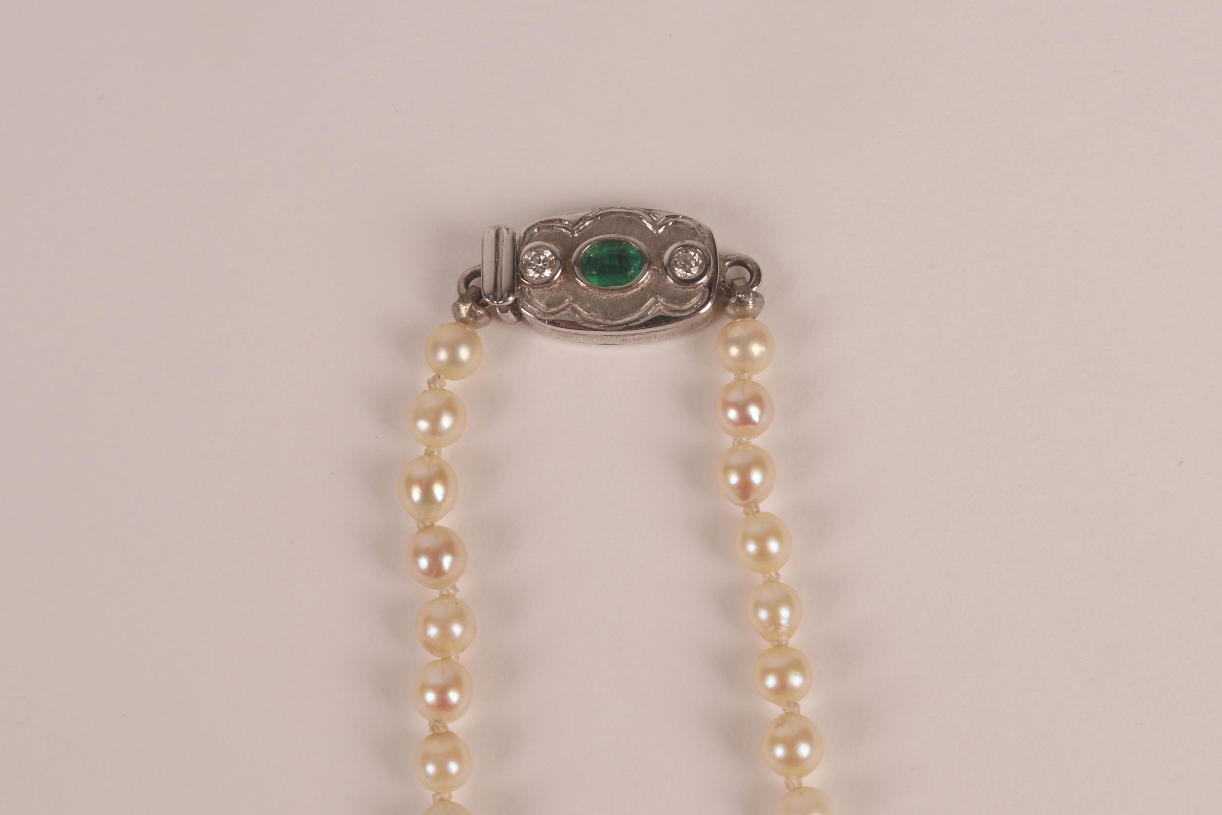 Halskette aus natürlichen Perlen mit Verschluss aus Gold, Smaragd und Diamanten. Österreich 1910. (Österreichisch) im Angebot