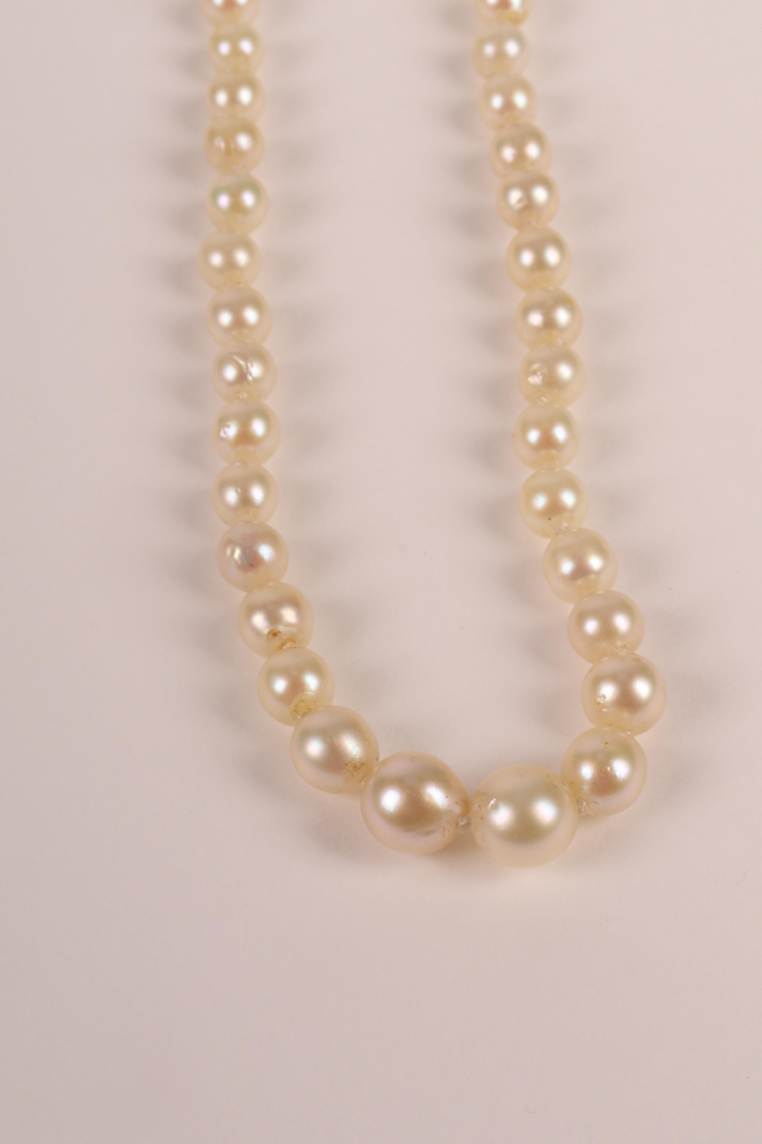 Halskette aus natürlichen Perlen mit Verschluss aus Gold, Smaragd und Diamanten. Österreich 1910. im Zustand „Gut“ im Angebot in Milan, IT